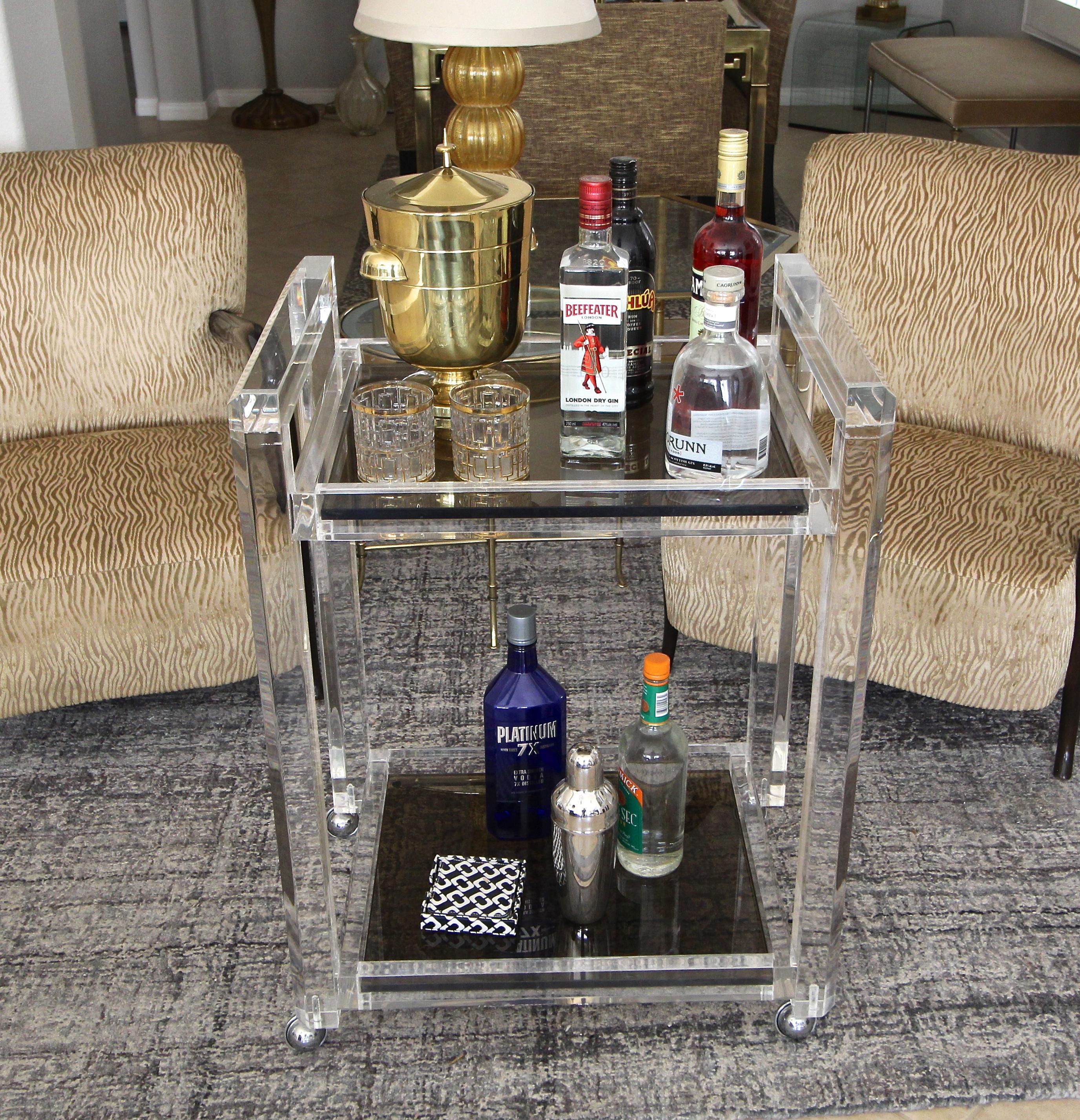 Carrito de bar Lucite de 2 pisos de cristal ahumado en venta 1
