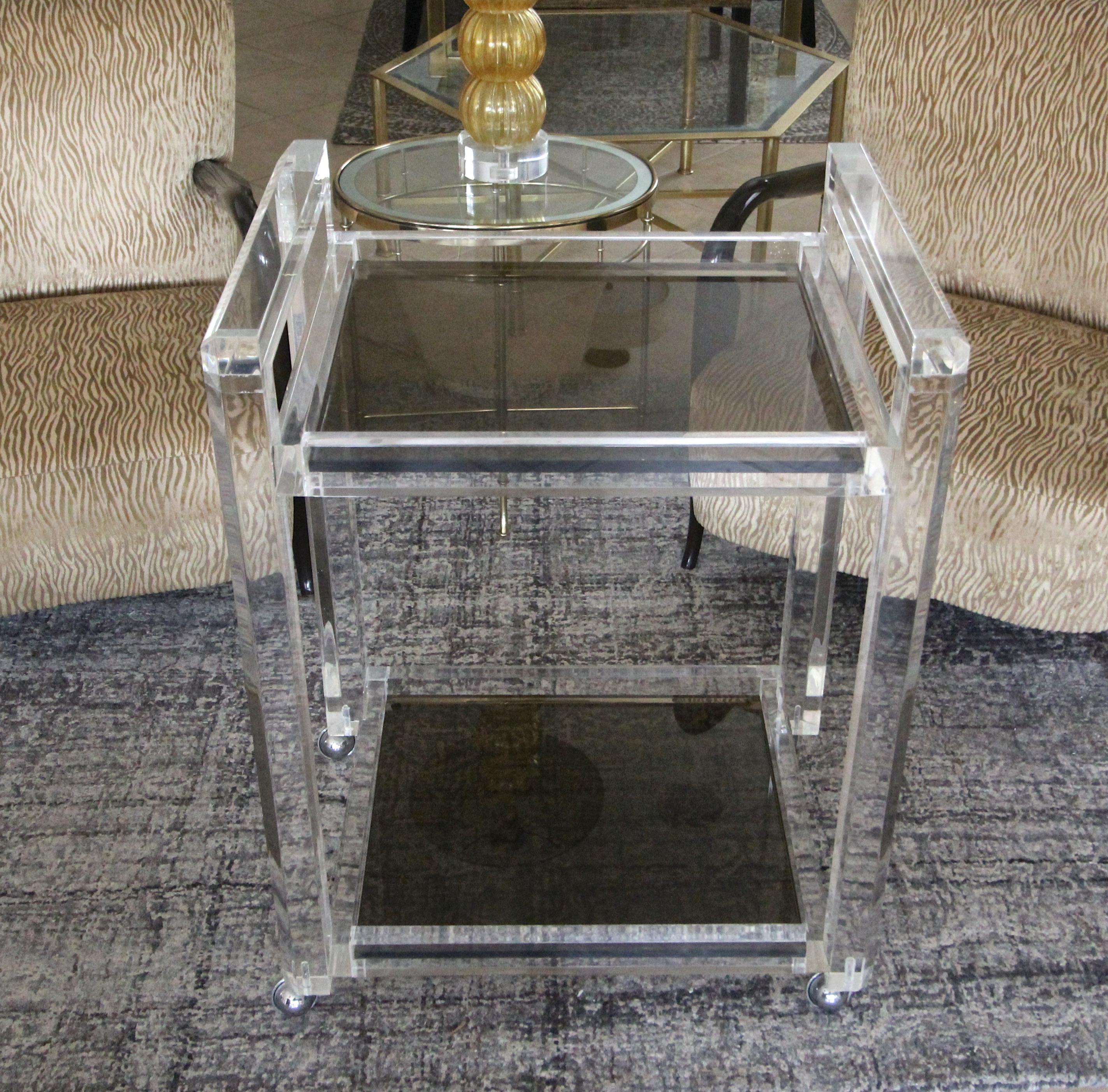 Carrito de bar Lucite de 2 pisos de cristal ahumado en venta 2