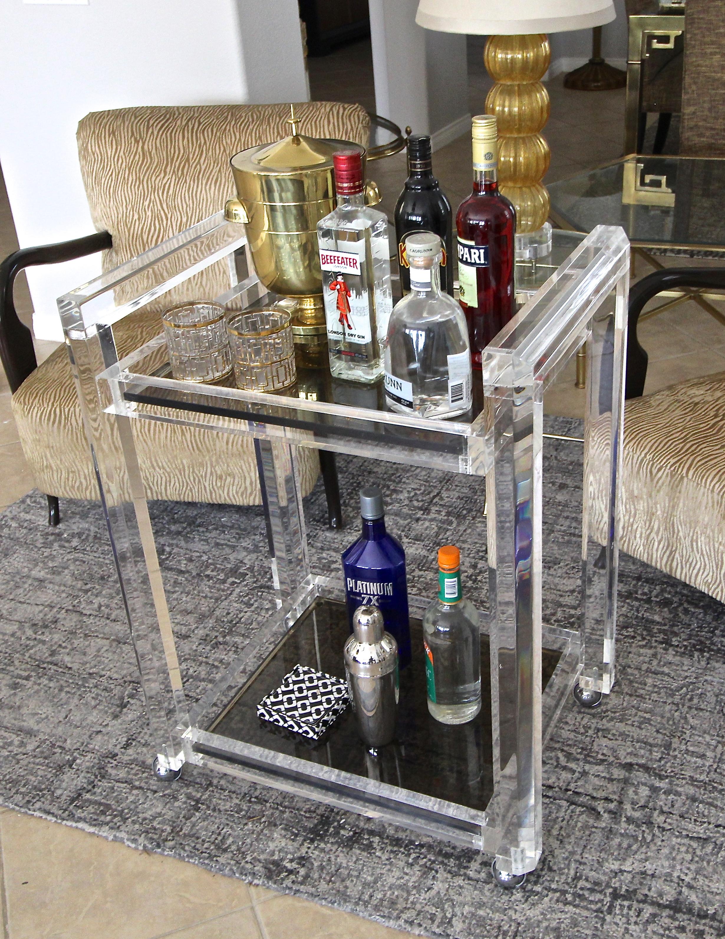 Carrito de bar Lucite de 2 pisos de cristal ahumado en venta 3