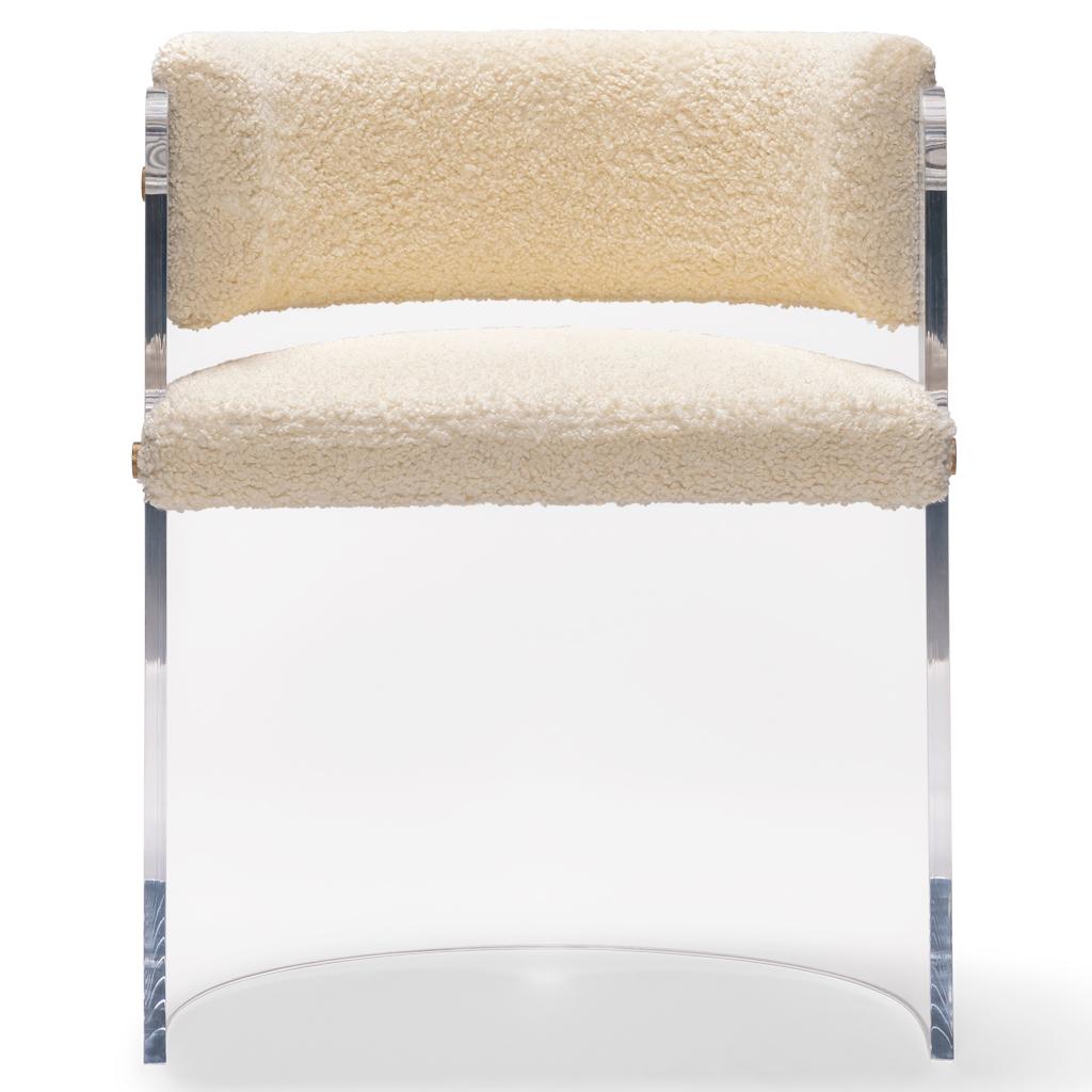 Moderne Chaise de salle à manger 'Anhele Glamour' en acrylique Lucite, avec détails en laiton et boucles en crème en vente