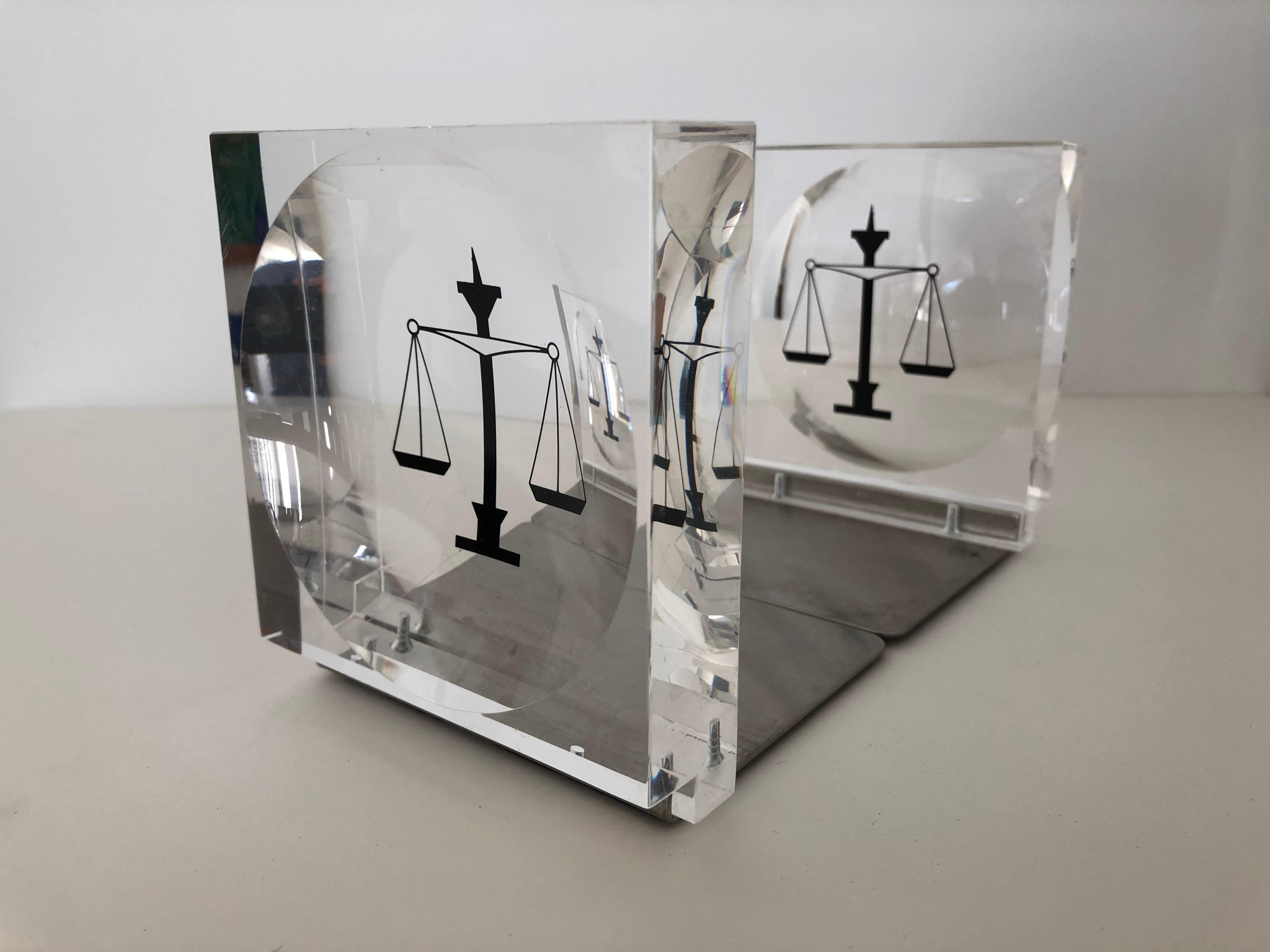 Lucite / Acryl Law Enameled Scales of Justice Buchstützen (Emailliert) im Angebot