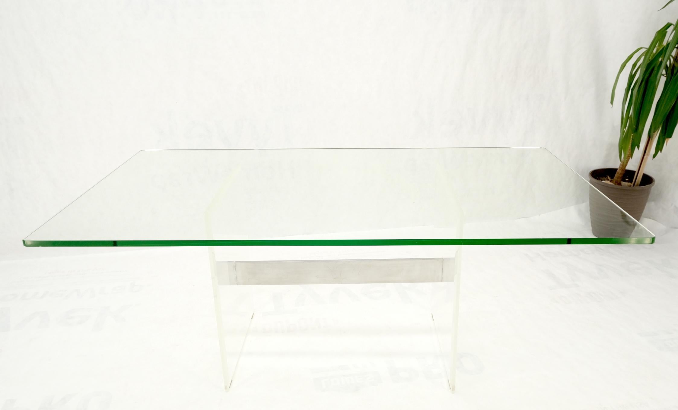 Rechteckiger Konferenztisch aus Lucite und Aluminiumfuß mit Glasplatte im Angebot 6