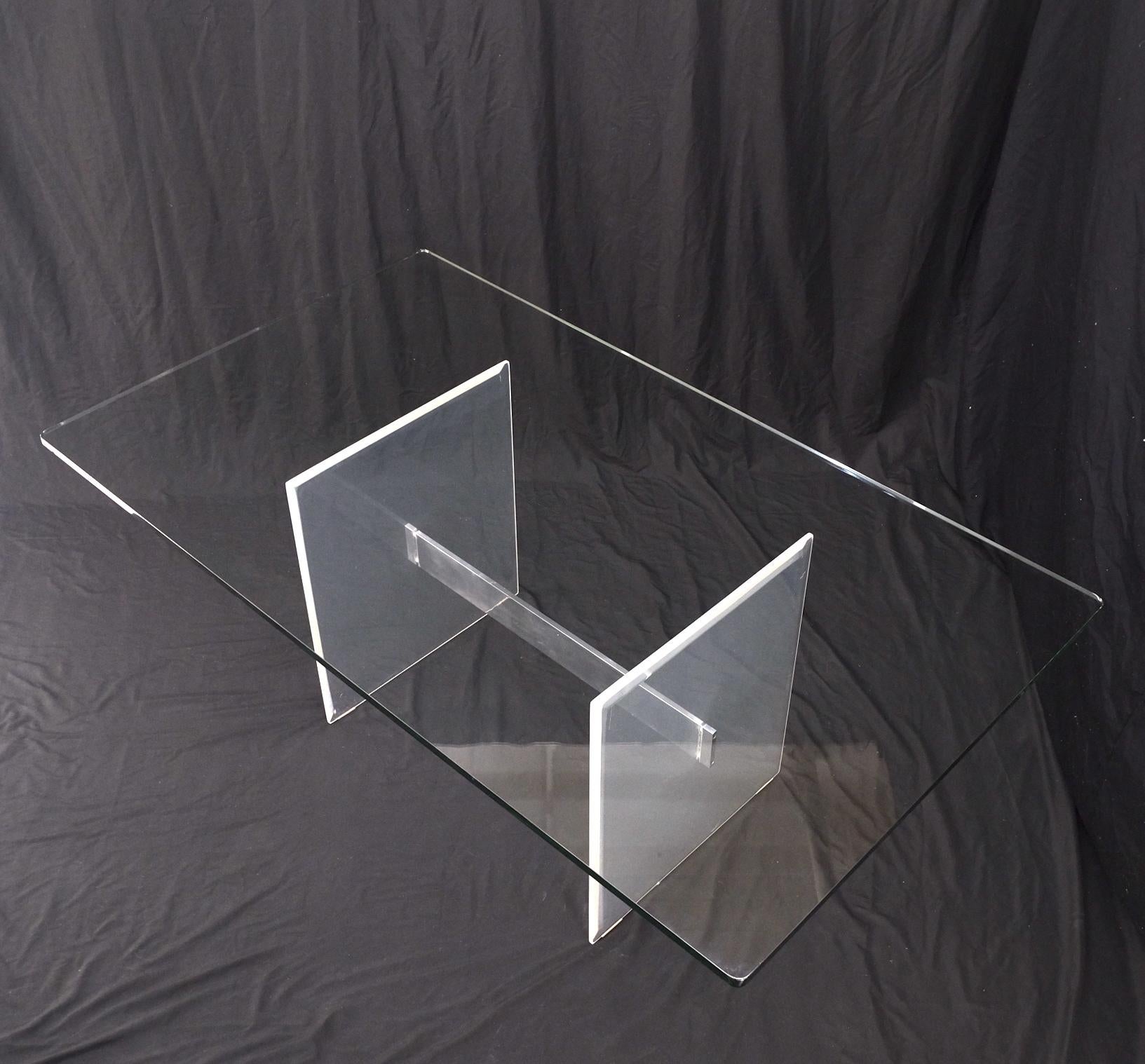 Rechteckiger Konferenztisch aus Lucite und Aluminiumfuß mit Glasplatte im Angebot 8