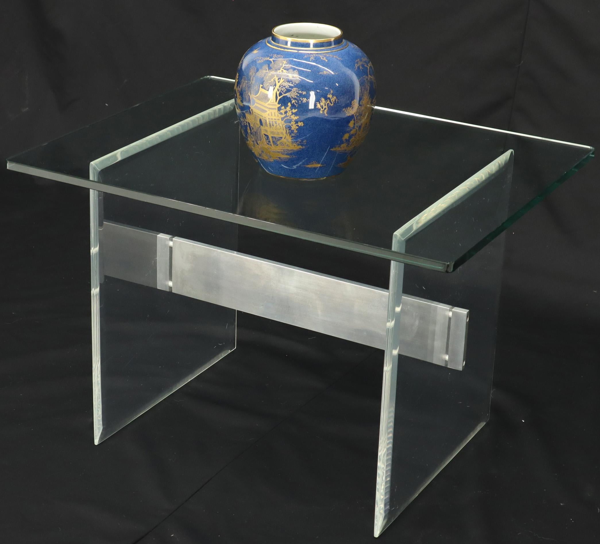 Américain Table d'appoint mi-siècle moderne faite en studio avec base en aluminium et plateau en verre et lucite en vente