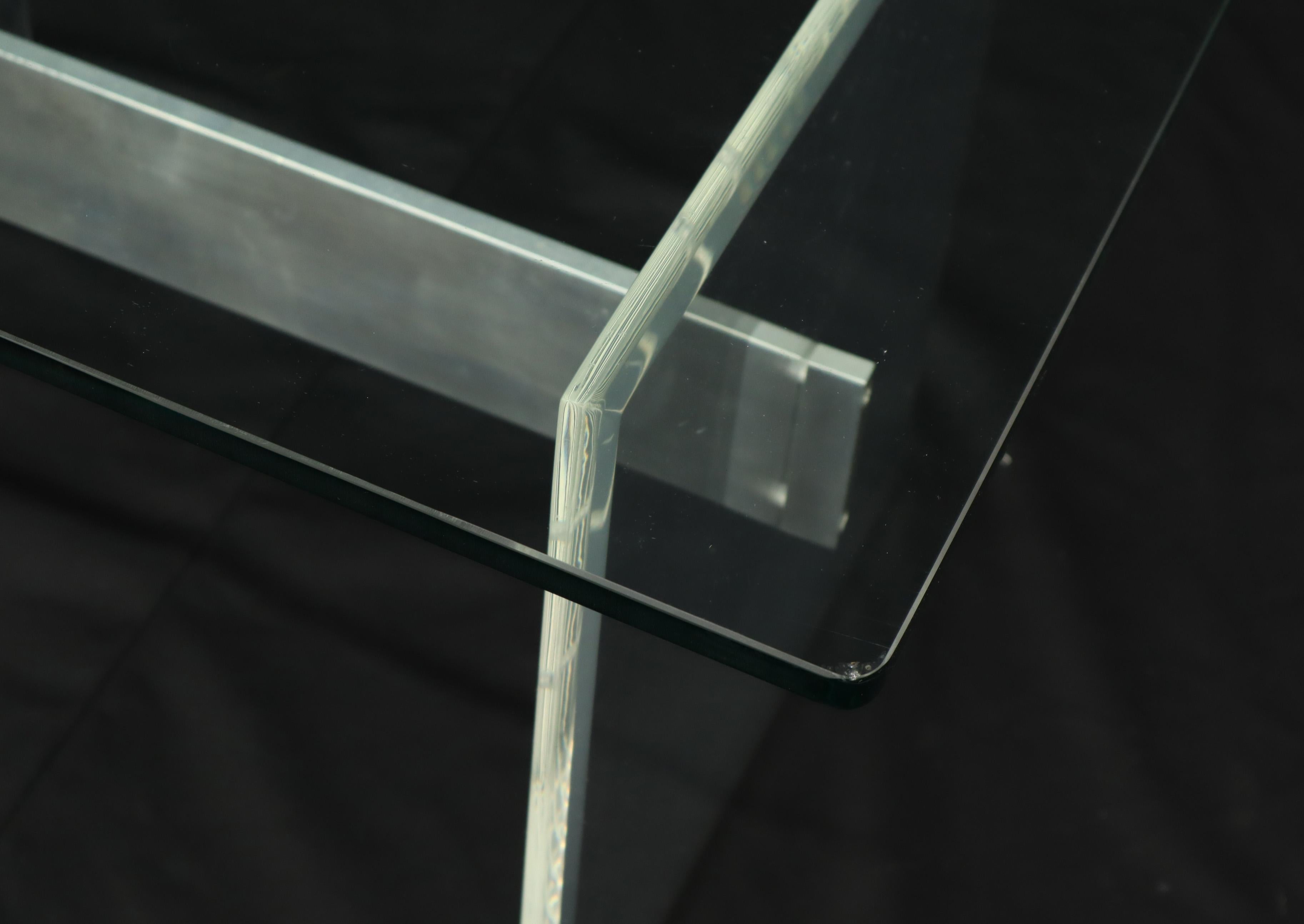 Table d'appoint mi-siècle moderne faite en studio avec base en aluminium et plateau en verre et lucite Bon état - En vente à Rockaway, NJ