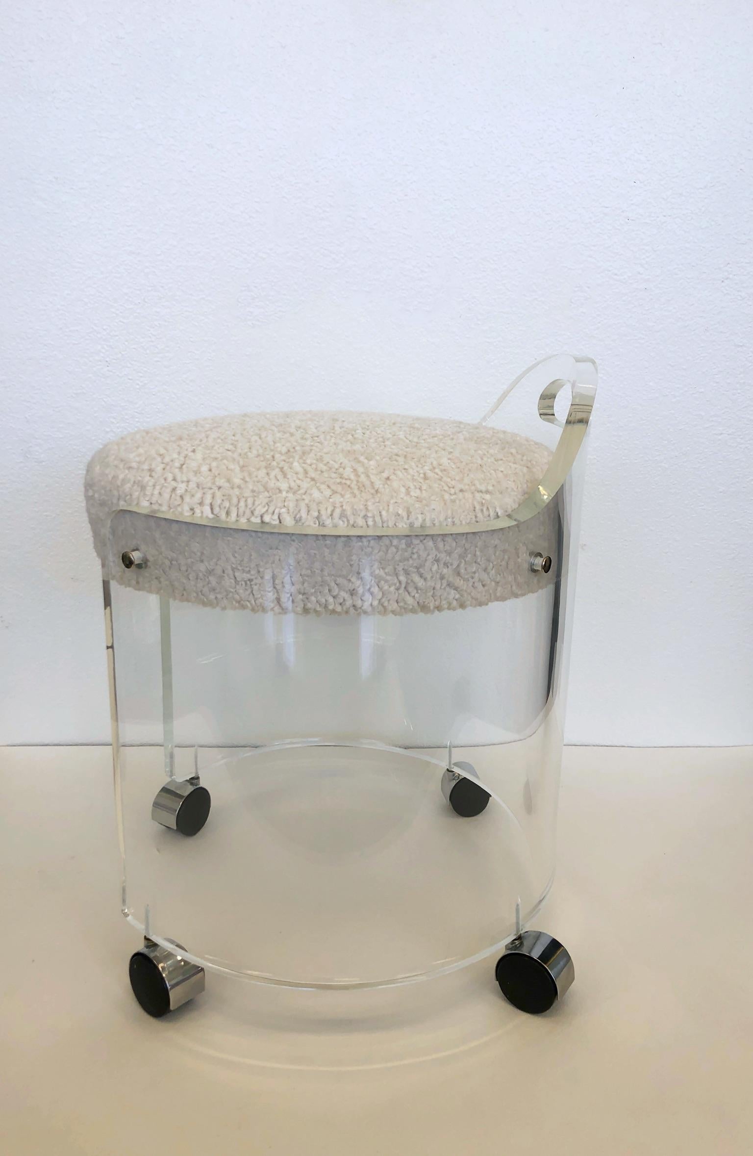 small vanity chair with wheels