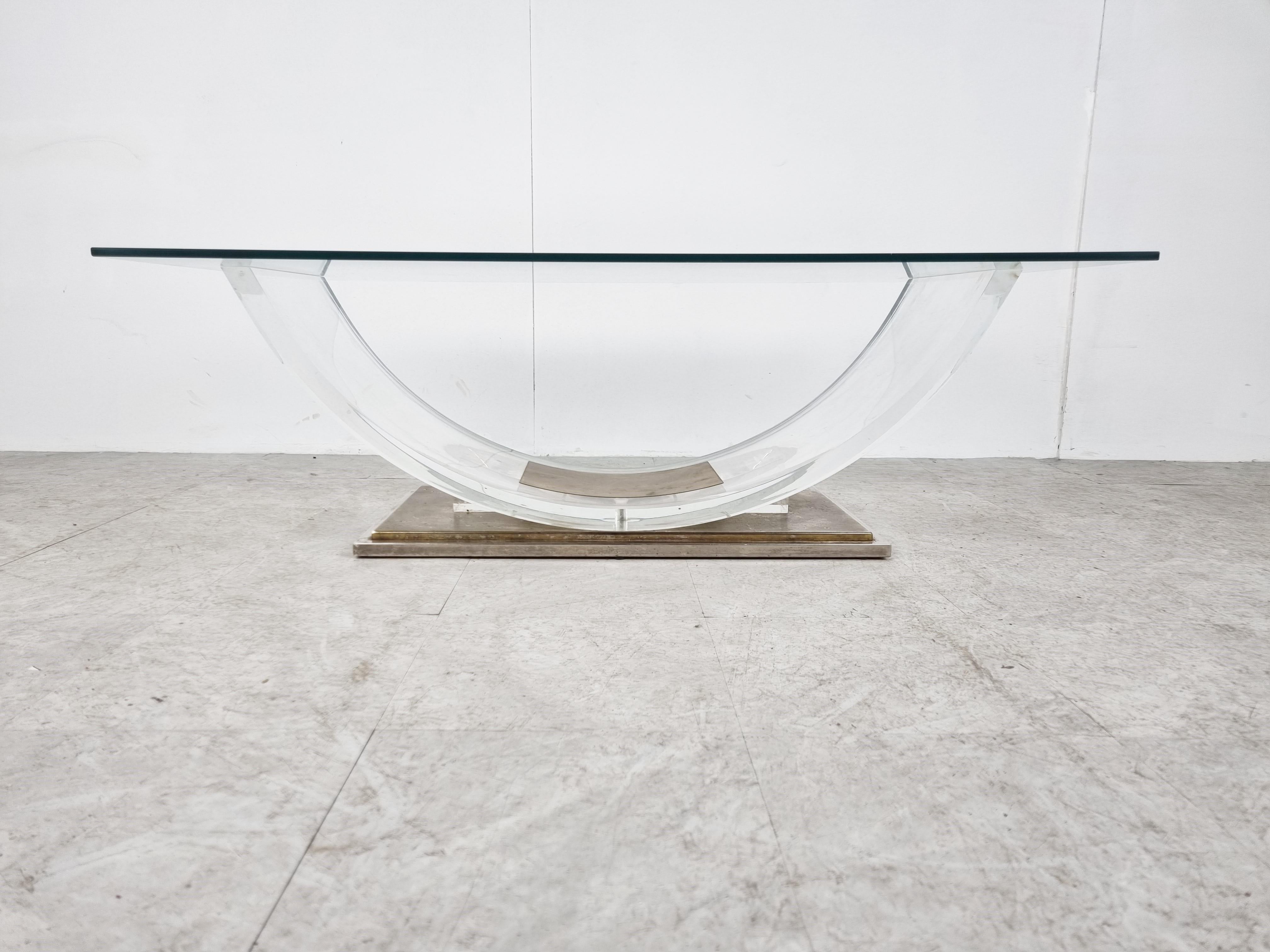 Lucite and brass arch coffee table, 1970 In Good Condition For Sale In Leuven, Vlaams Gewest