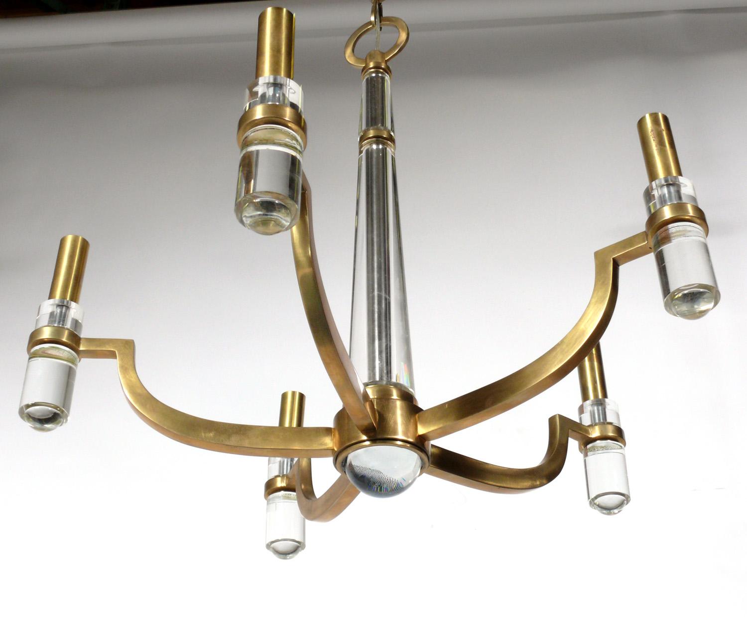 Lampadario in lucite e ottone, americano, anni 2000 circa.