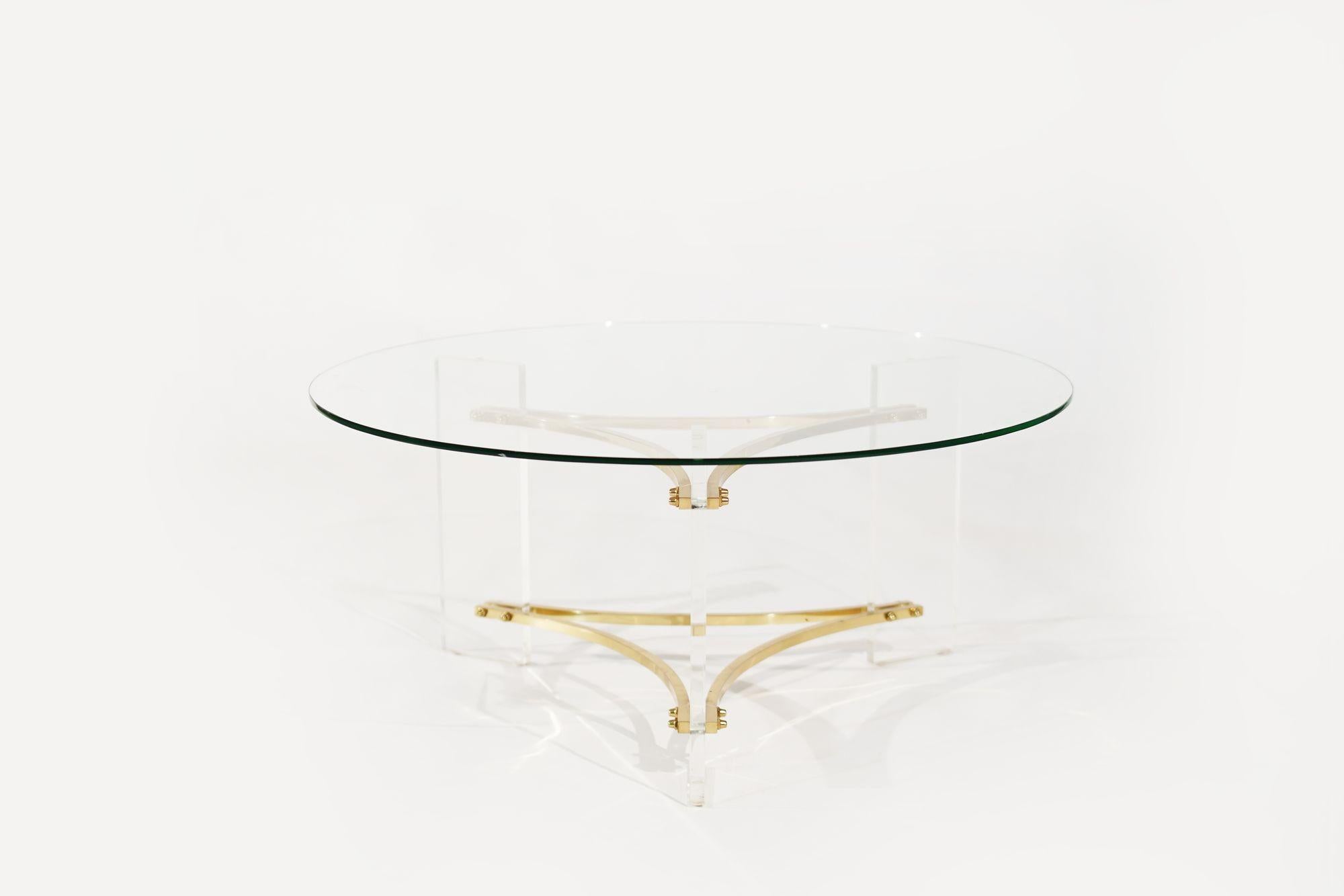Table basse des années 1970 par Charles Hollis-Jones. Fabriqué en laiton et en lucite, son design épuré dégage une élégance intemporelle. Mélange parfait de charme vintage et de sophistication moderne, cette table est une pièce d'apparat qui