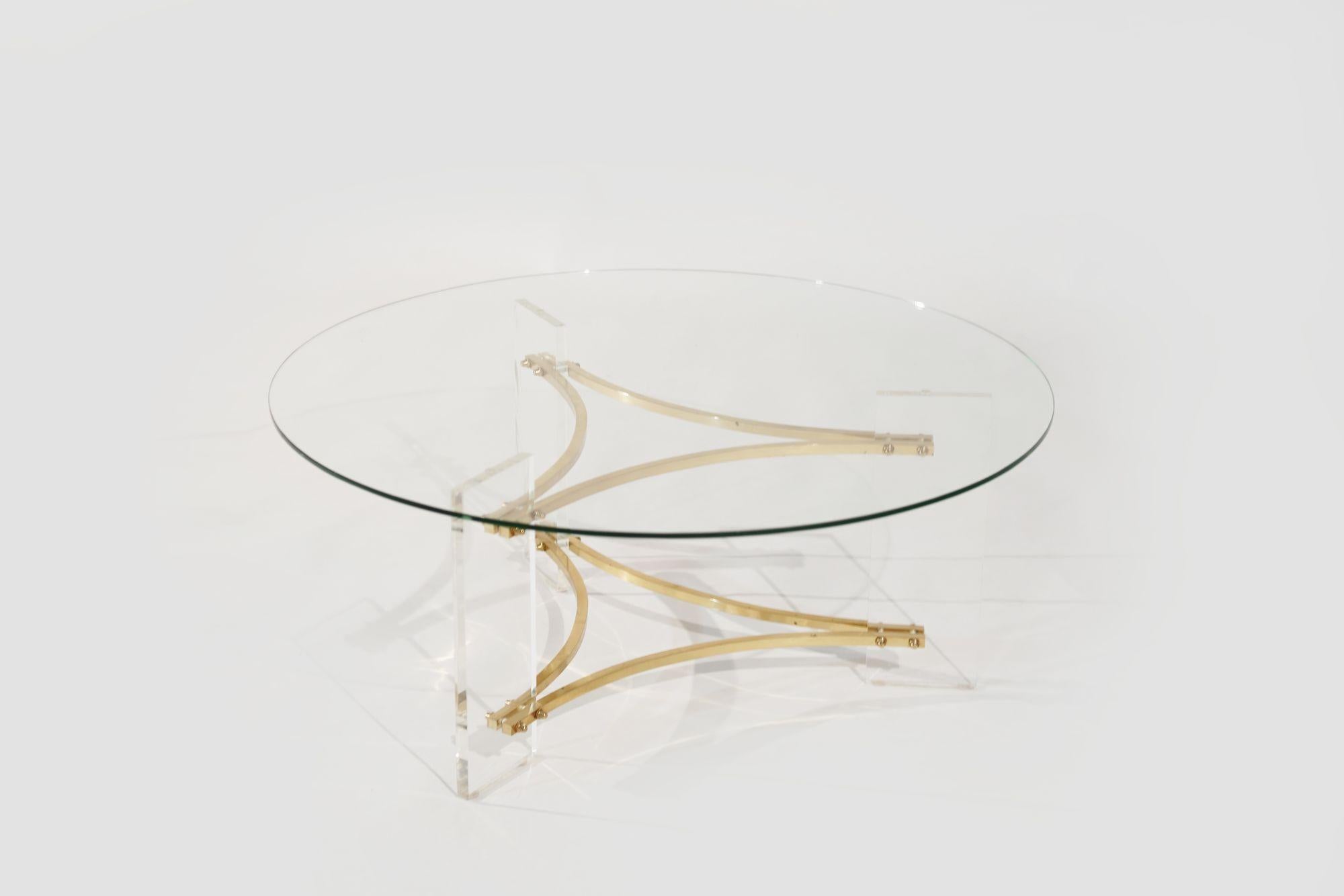 Laiton Table basse en Lucite et laiton de Charles Hollis-Jones, vers 1970 en vente