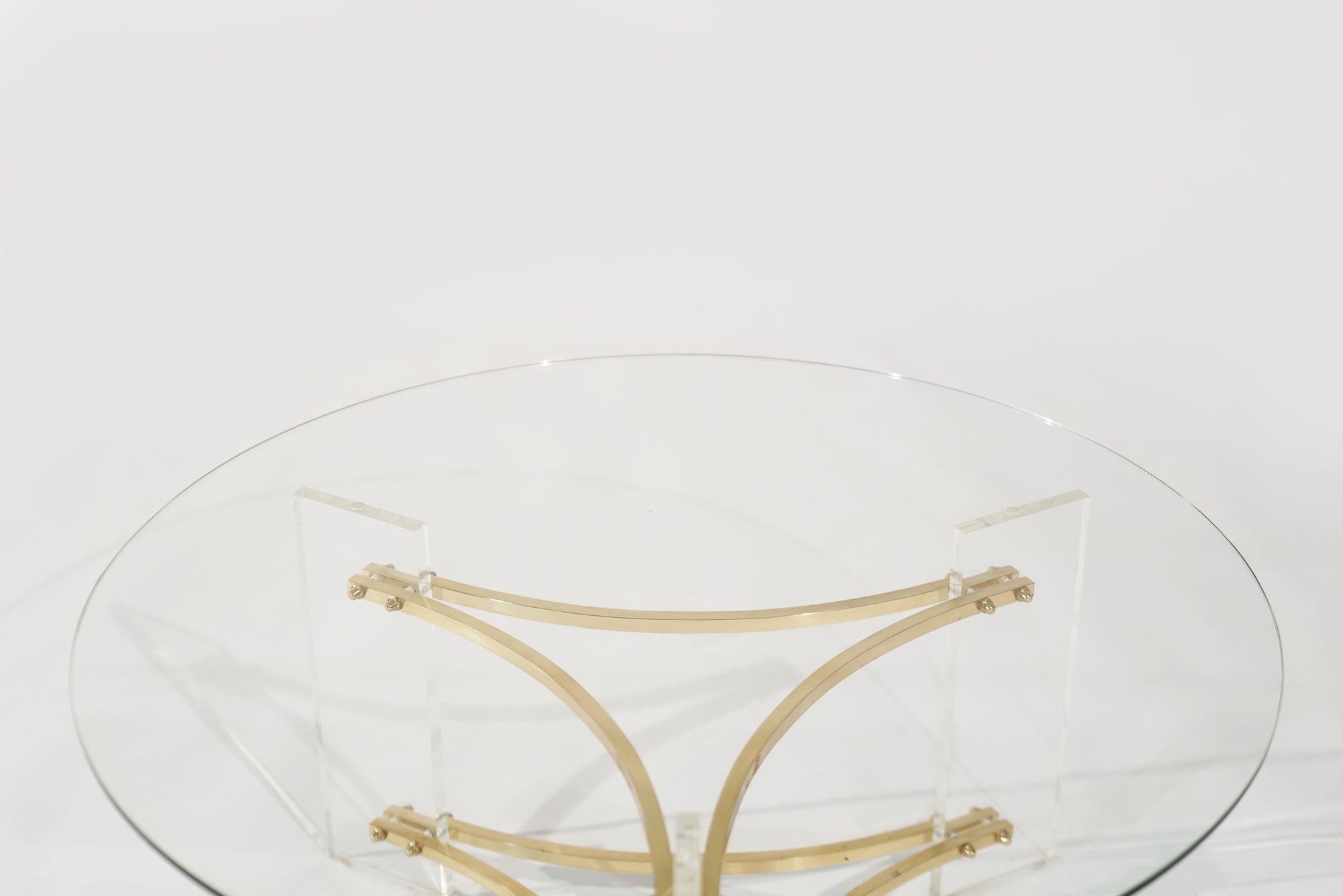 Table basse en Lucite et laiton de Charles Hollis-Jones, vers 1970 en vente 1