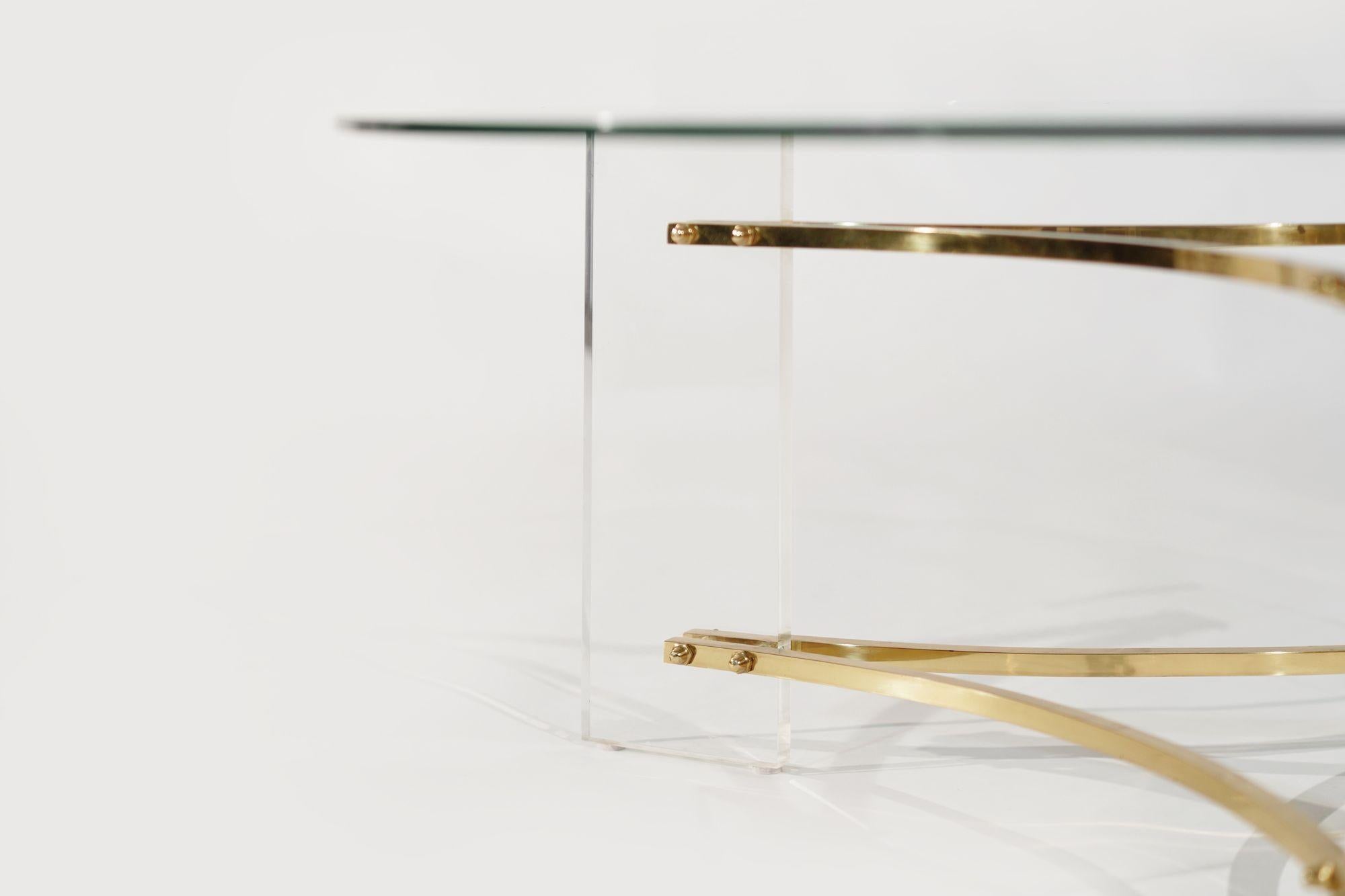 Table basse en Lucite et laiton de Charles Hollis-Jones, vers 1970 en vente 2