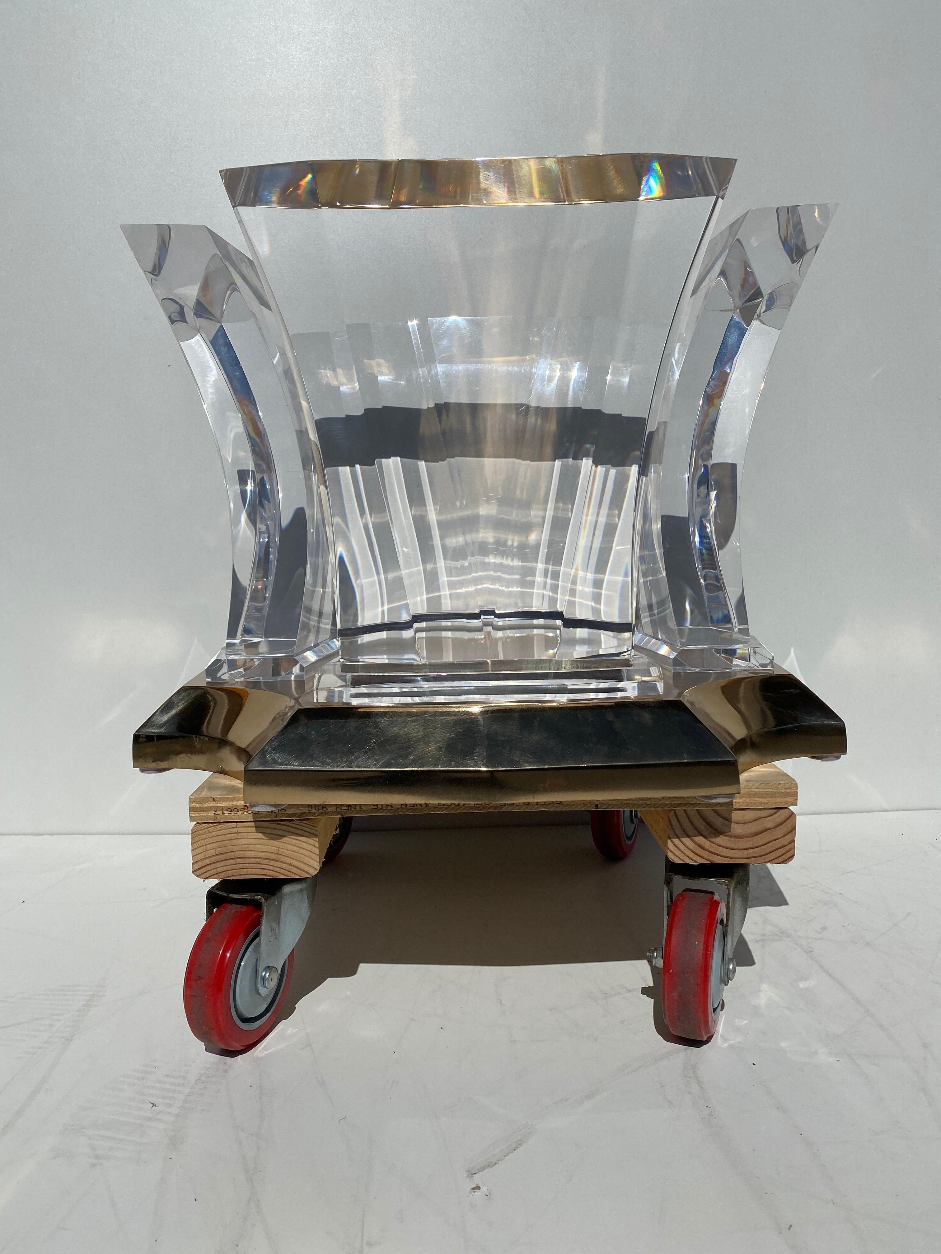 Mesa de centro de lucita y latón de Spectrum. Ligeras rozaduras y pequeñas picaduras de pulga en la Lucite, algunos arañazos en la base de latón. Medidas: La tapa de cristal mide 46