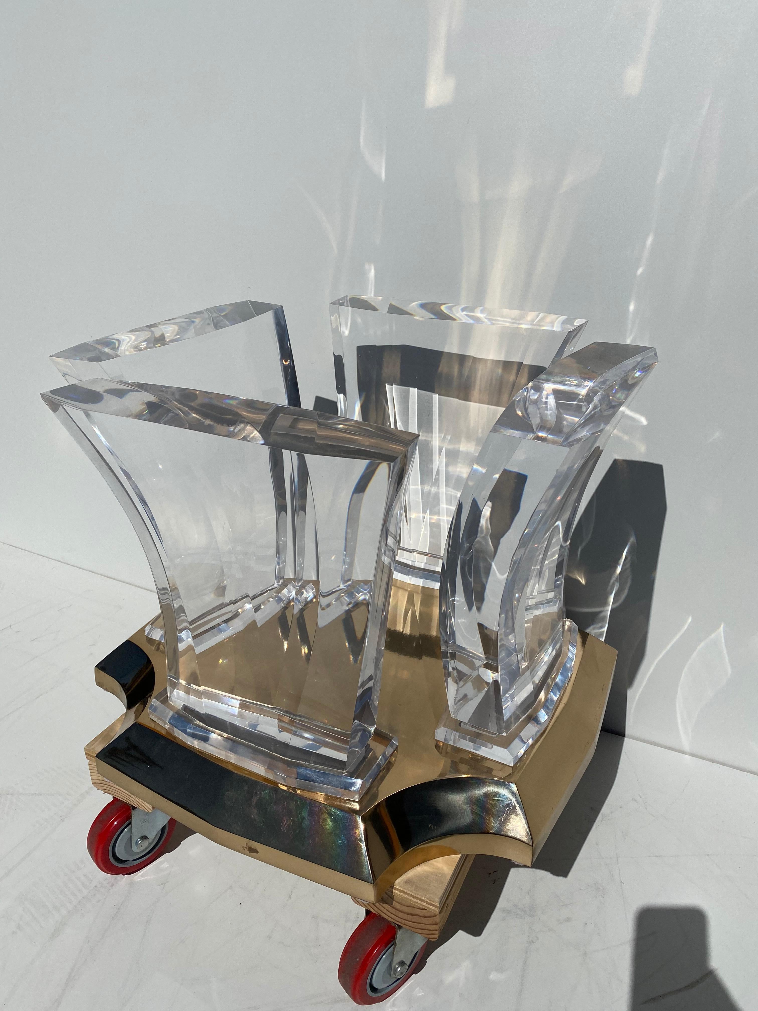 Mesa baja de Lucite y latón by Spectrum Regencia de Hollywood en venta