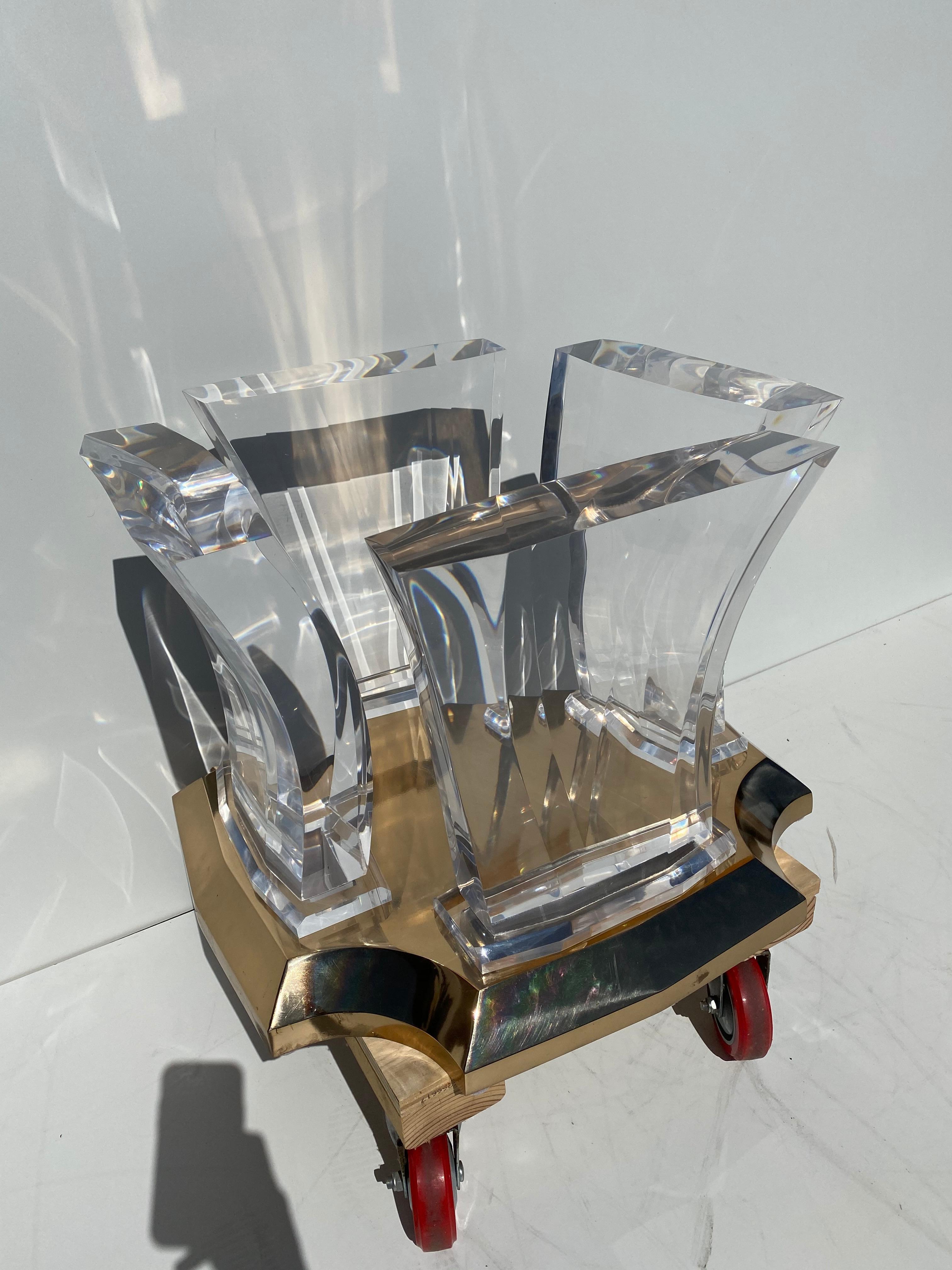 Mesa baja de Lucite y latón by Spectrum Estadounidense en venta