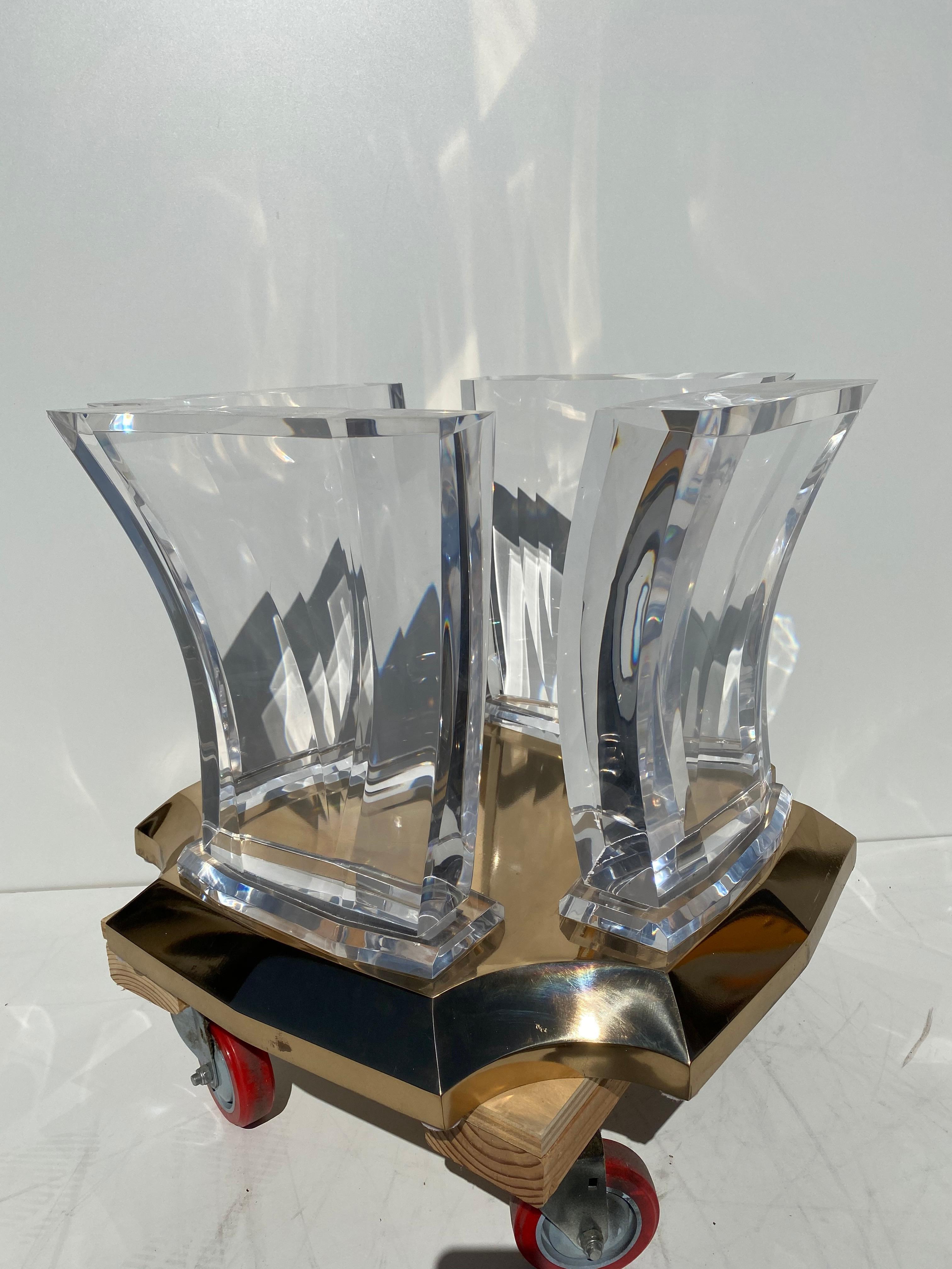 Mesa baja de Lucite y latón by Spectrum Pulido en venta