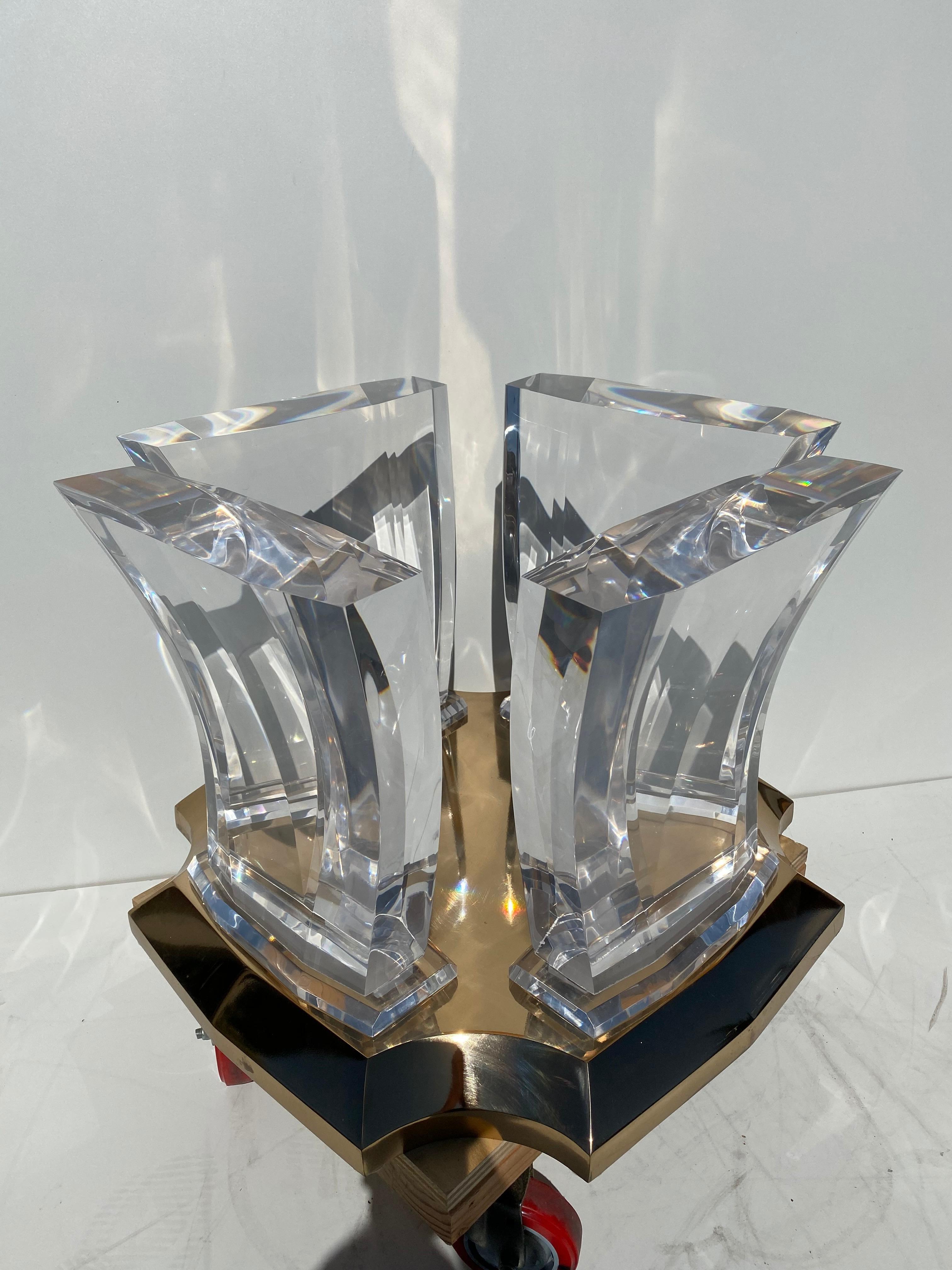 Mesa baja de Lucite y latón by Spectrum en Bueno estado para la venta en North Hollywood, CA