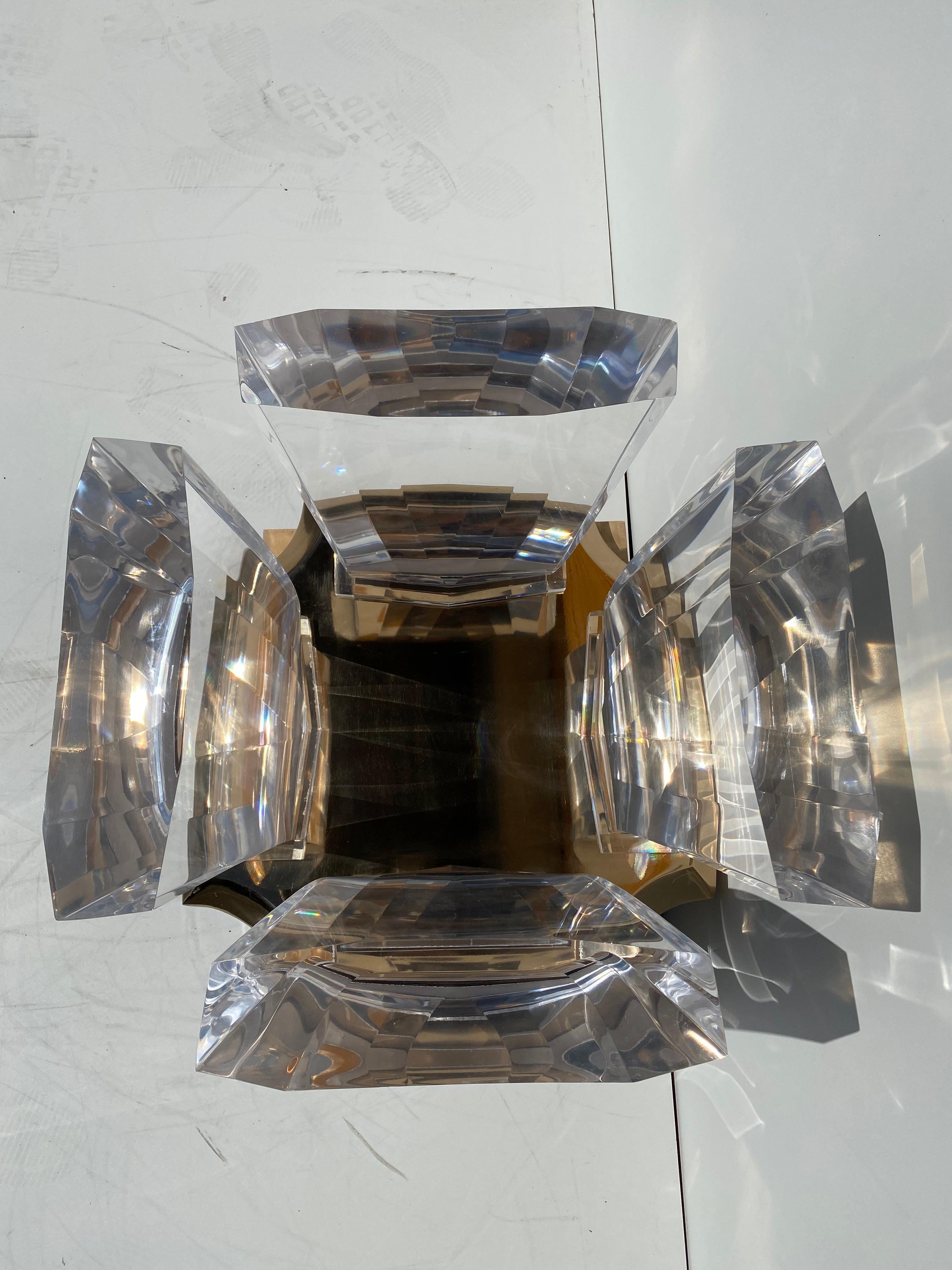 Mesa baja de Lucite y latón by Spectrum Siglo XXI y contemporáneo en venta