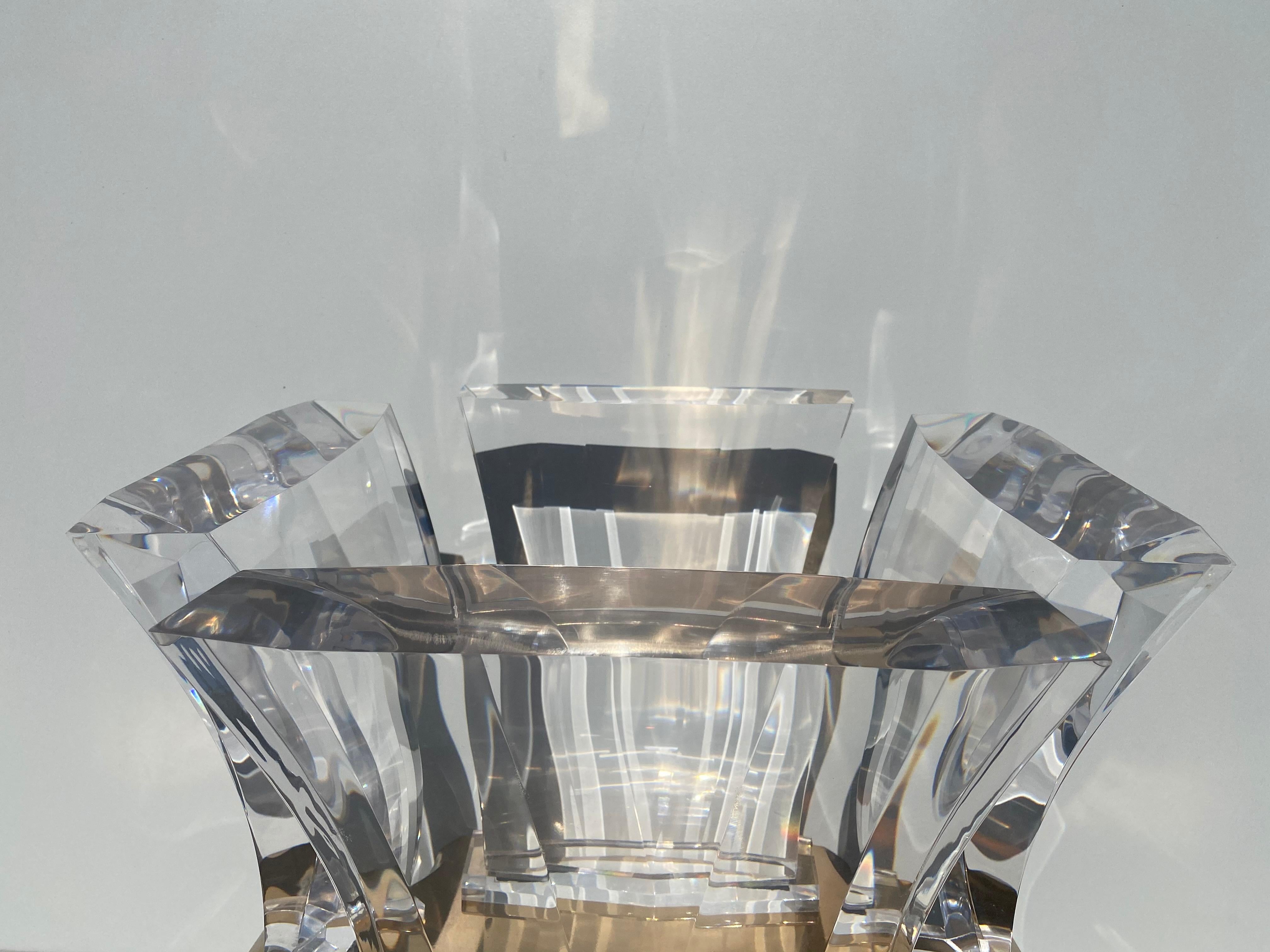 Mesa baja de Lucite y latón by Spectrum Latón en venta