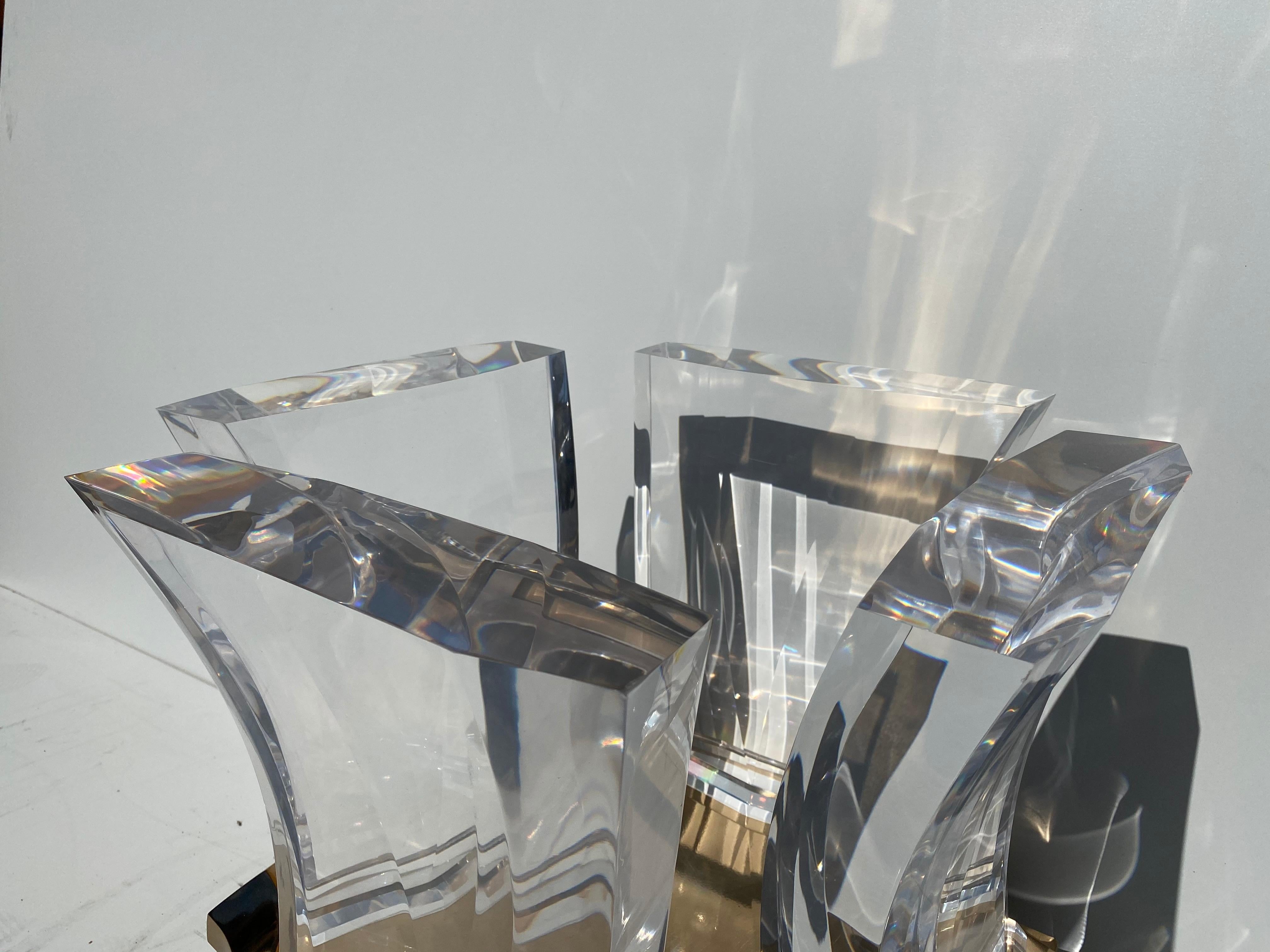 Mesa baja de Lucite y latón by Spectrum en venta 1