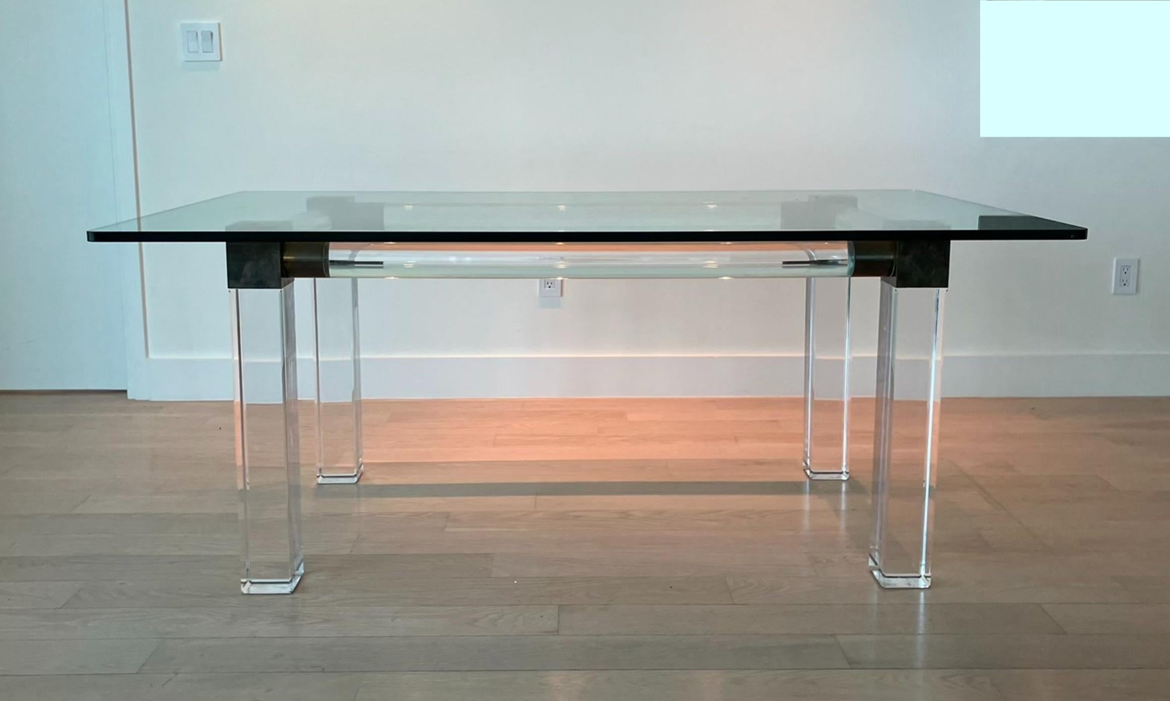 Mid-Century Modern Table de salle à manger en lucite et laiton de Charles Hollis Jones avec plateau en verre, signée en vente
