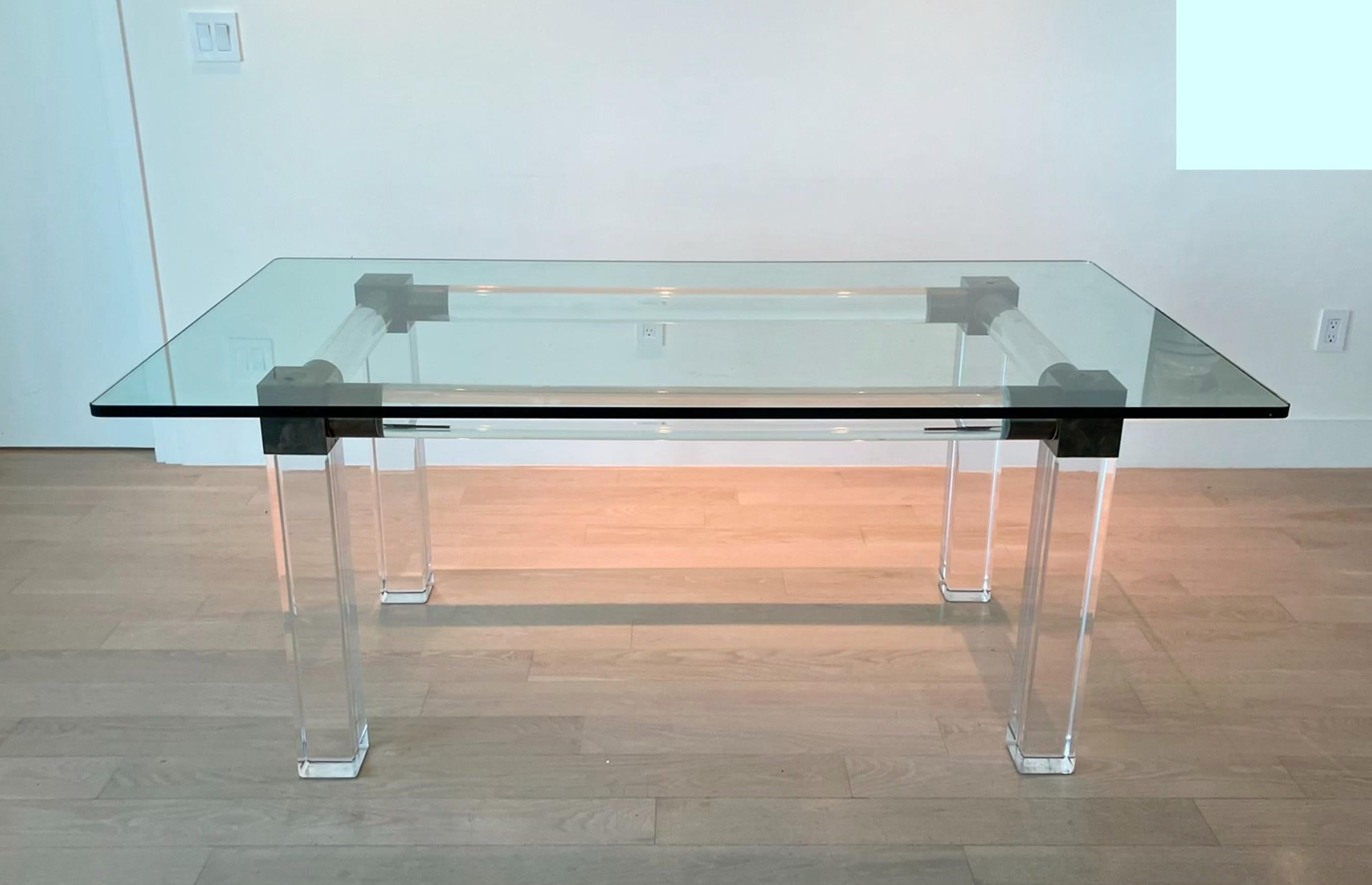 Américain Table de salle à manger en lucite et laiton de Charles Hollis Jones avec plateau en verre, signée en vente