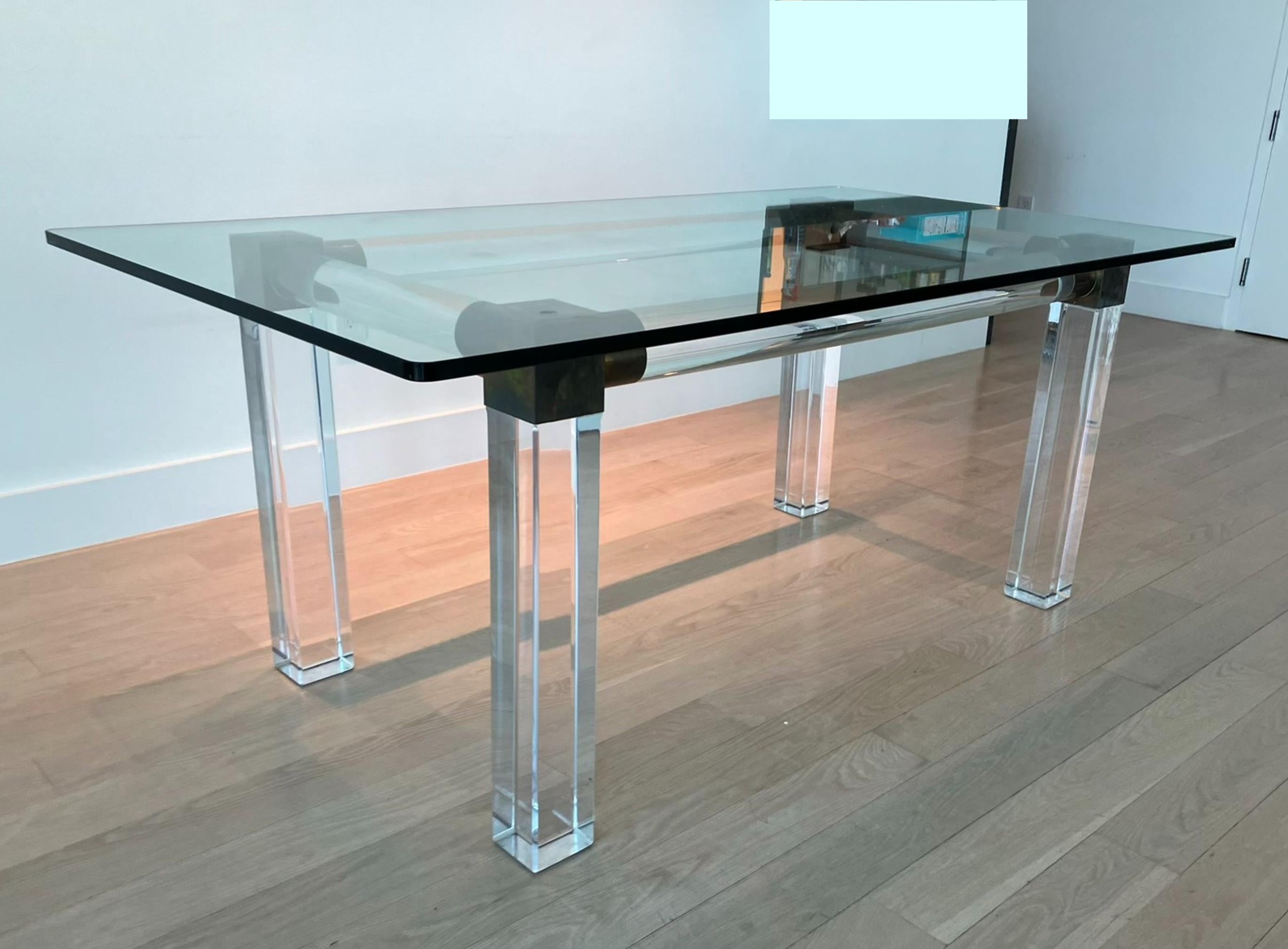 Fait main Table de salle à manger en lucite et laiton de Charles Hollis Jones avec plateau en verre, signée en vente
