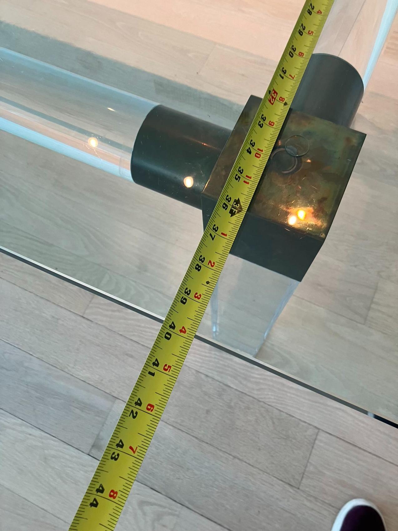 Fin du 20e siècle Table de salle à manger en lucite et laiton de Charles Hollis Jones avec plateau en verre, signée en vente