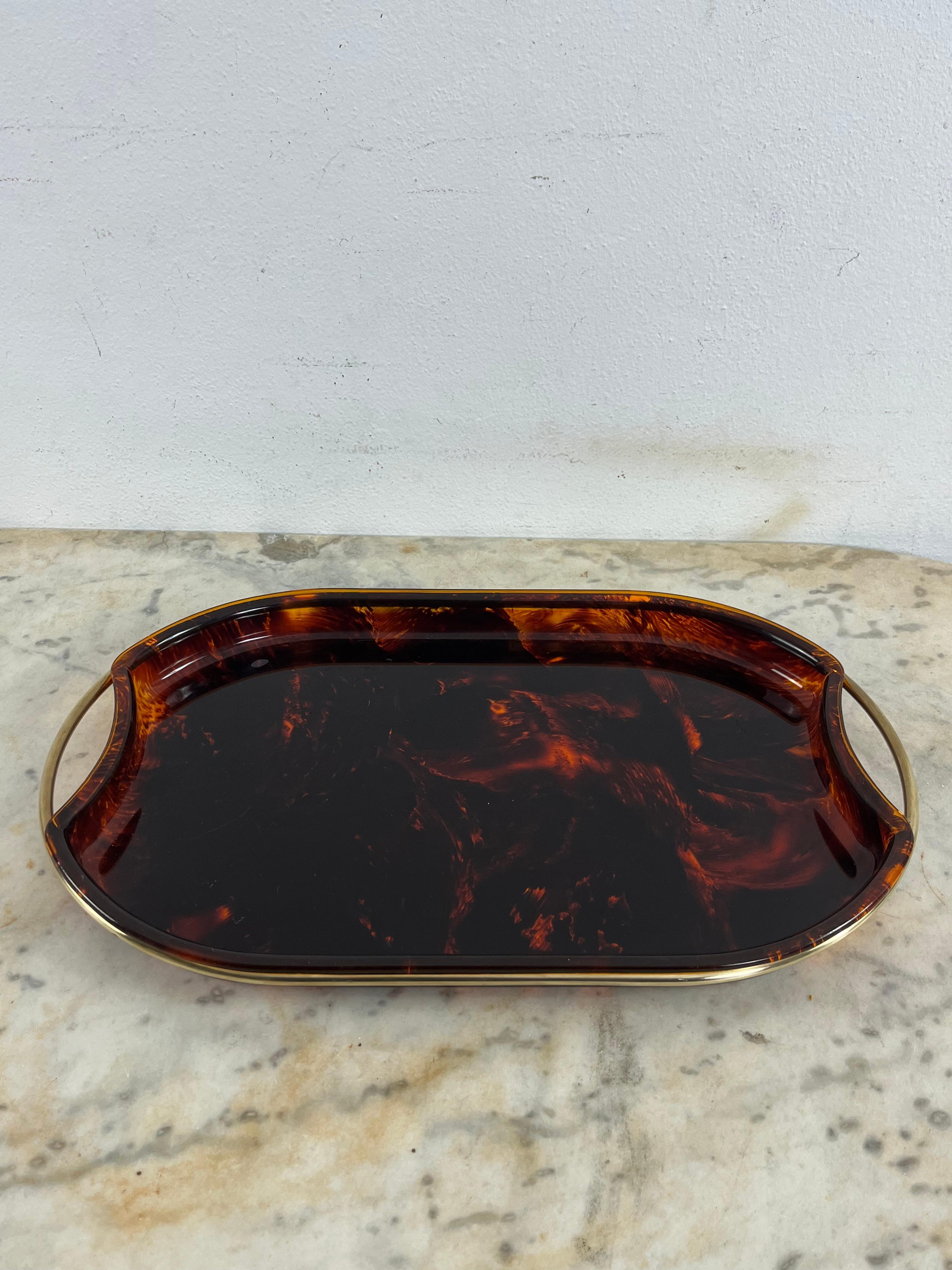 Plateau ovale italien en lucite et laiton par Guzzini, 1970
Intact et en bon état.