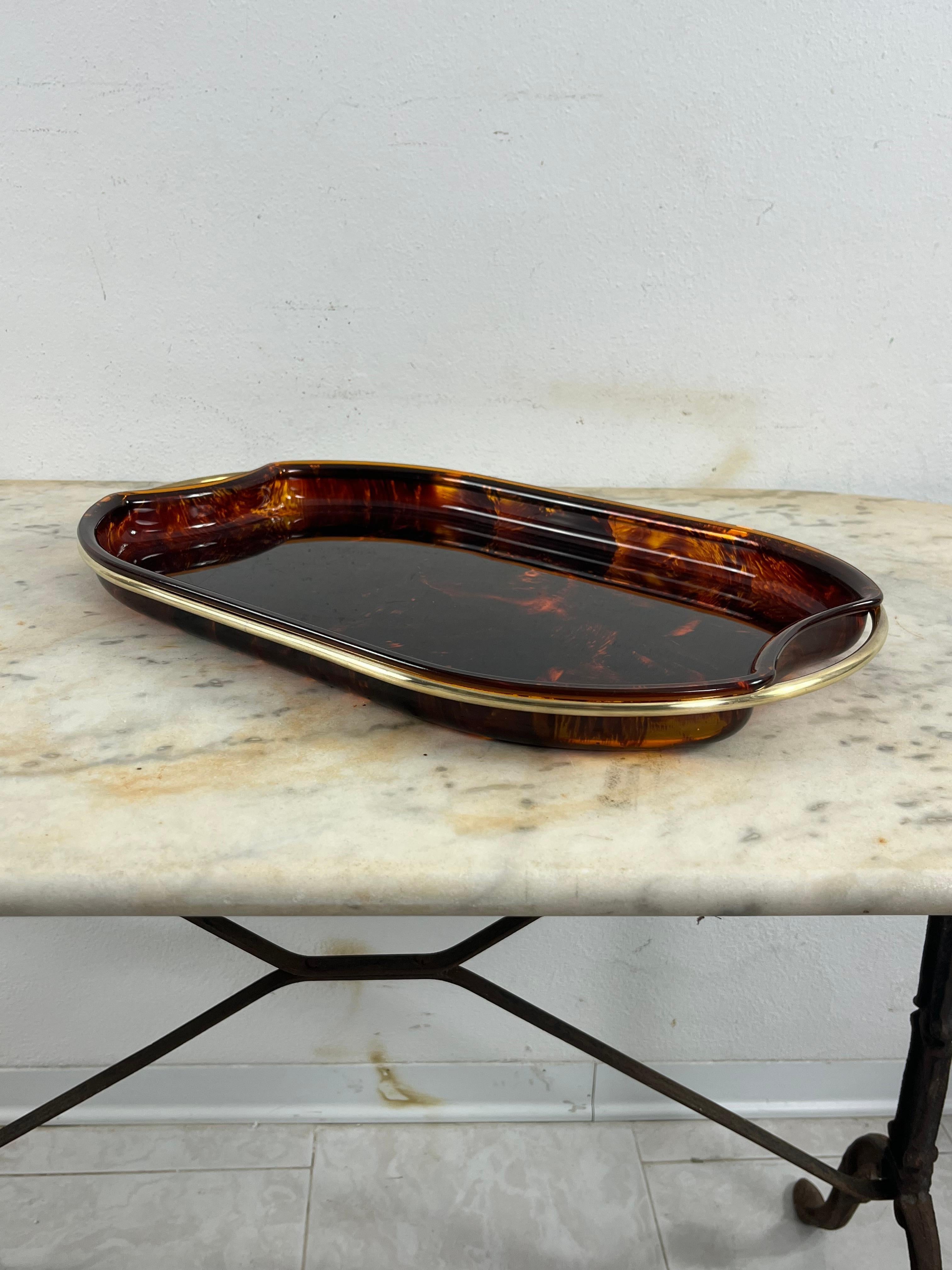 Fin du 20e siècle Plateau ovale italien en Lucite et laiton de Guzzini, 1970 en vente