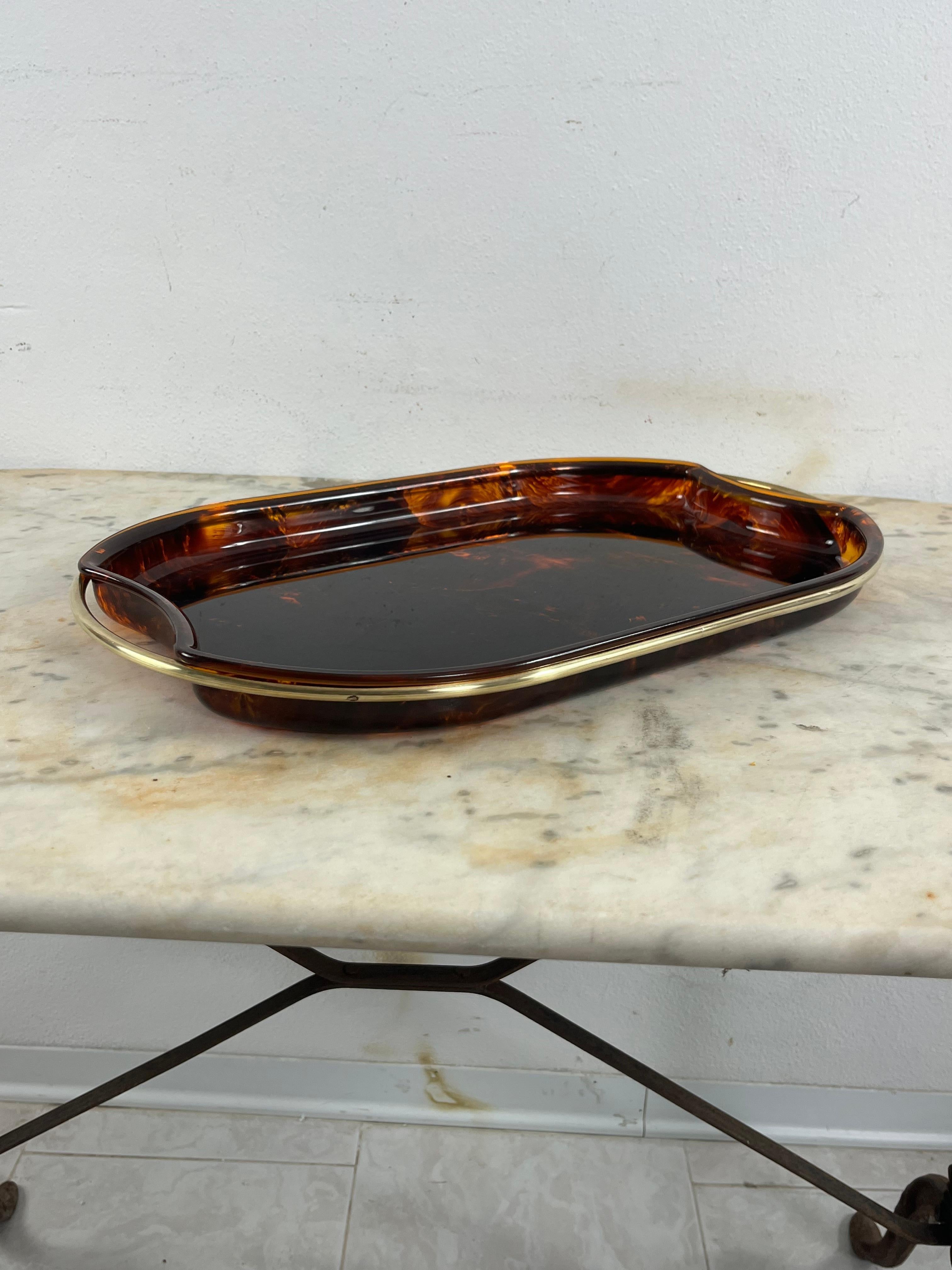 Plateau ovale italien en Lucite et laiton de Guzzini, 1970 en vente 1