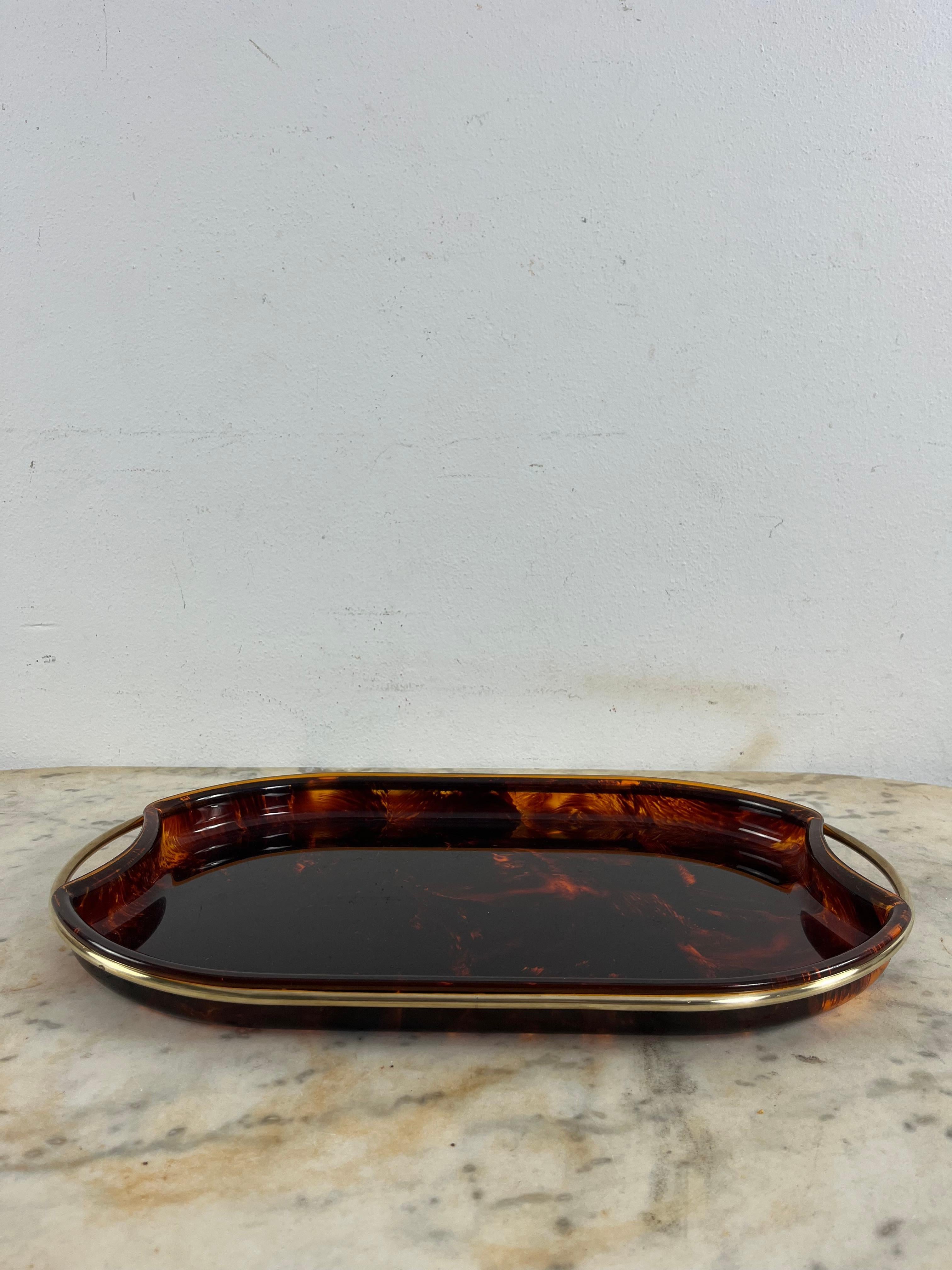 Plateau ovale italien en Lucite et laiton de Guzzini, 1970 en vente 2