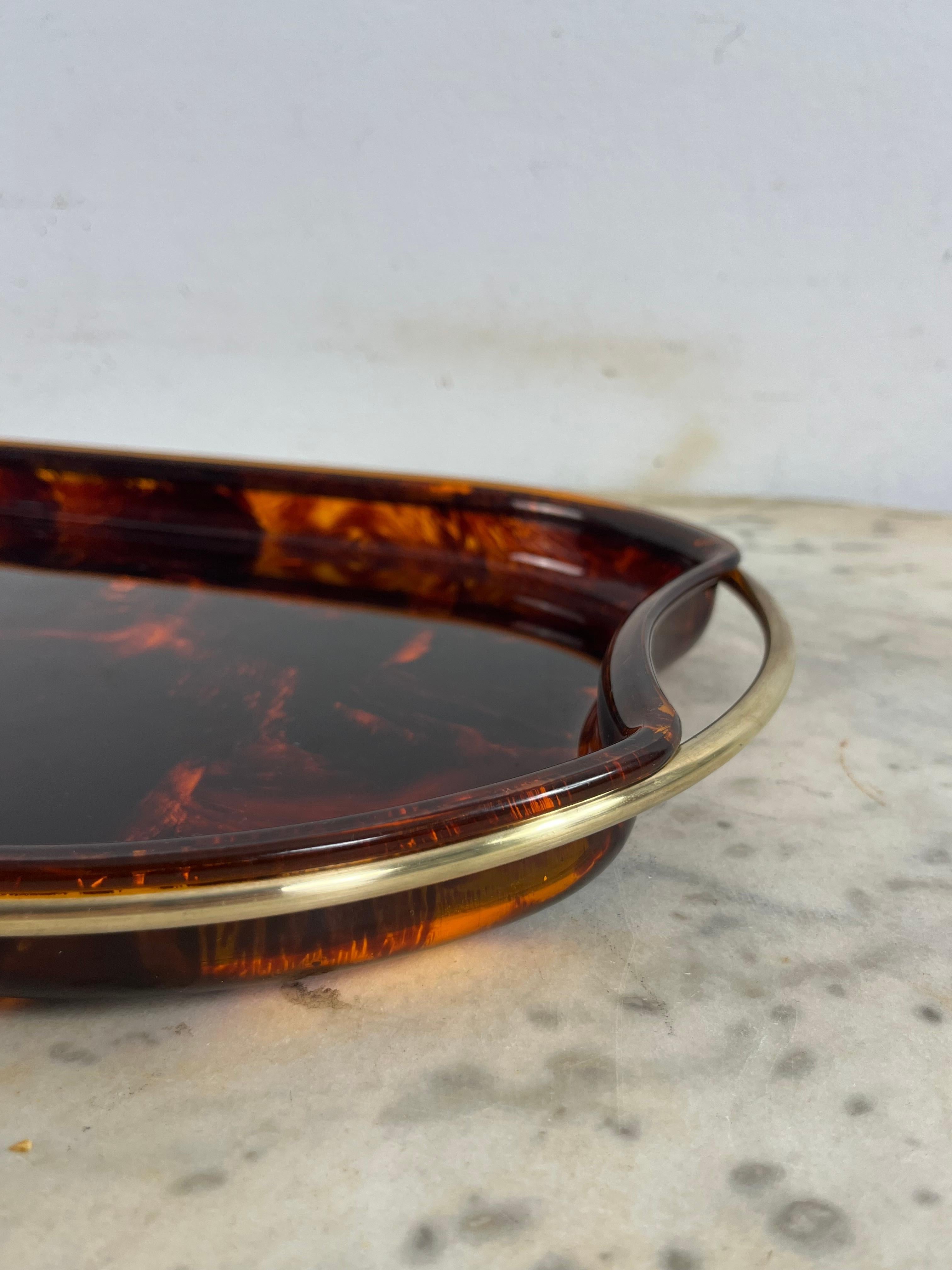 Plateau ovale italien en Lucite et laiton de Guzzini, 1970 en vente 3