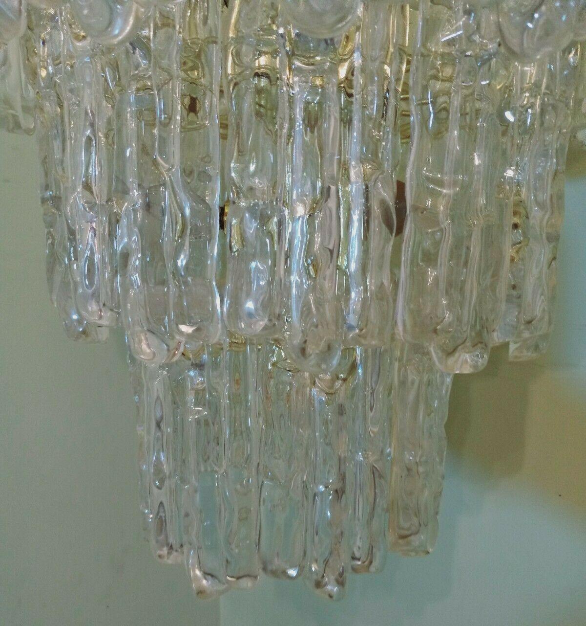 Mid-Century moderno Lampadario Icicle in lucite e ottone in stile Kalmar in vendita