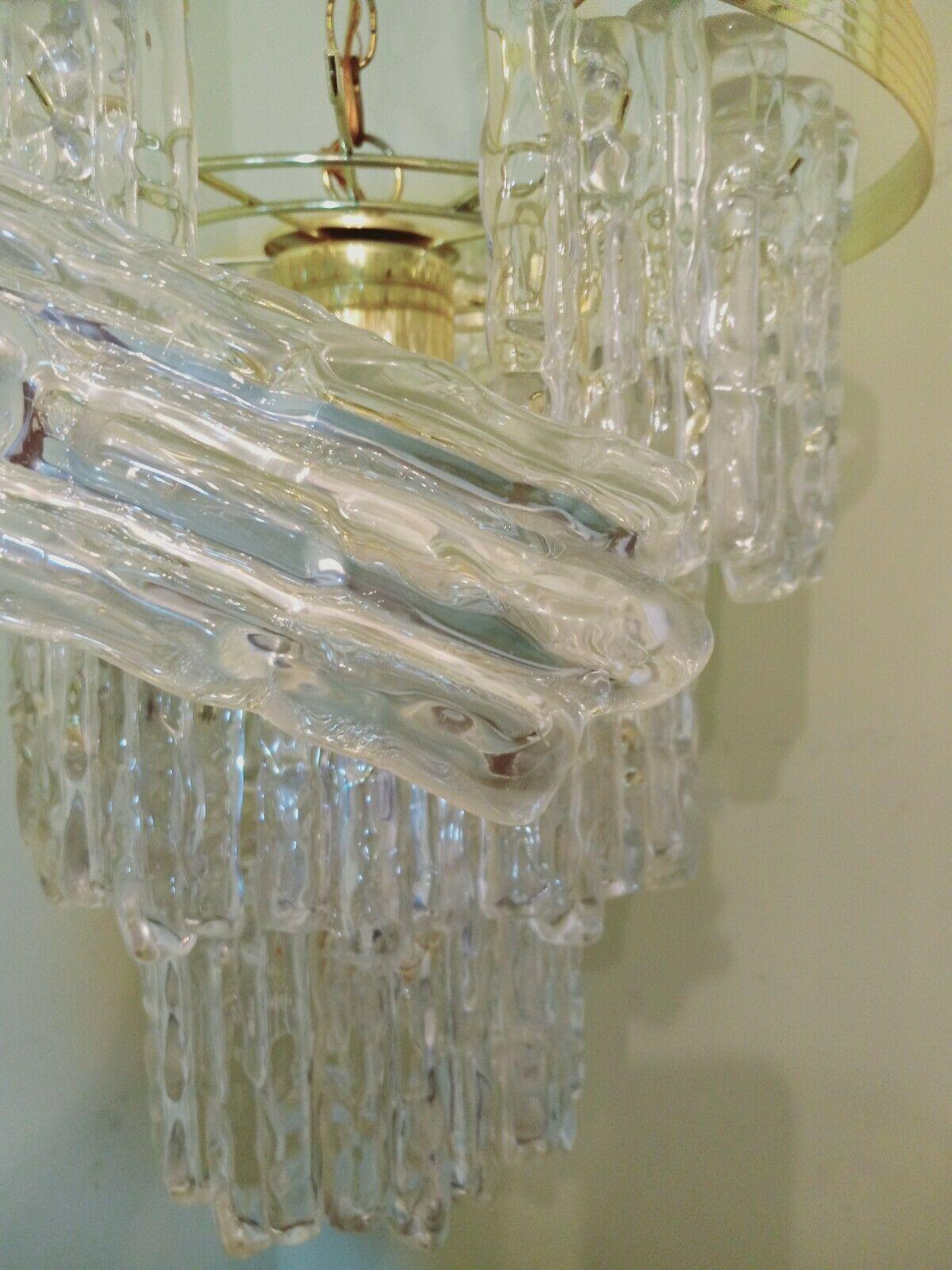 Americano Lampadario Icicle in lucite e ottone in stile Kalmar in vendita