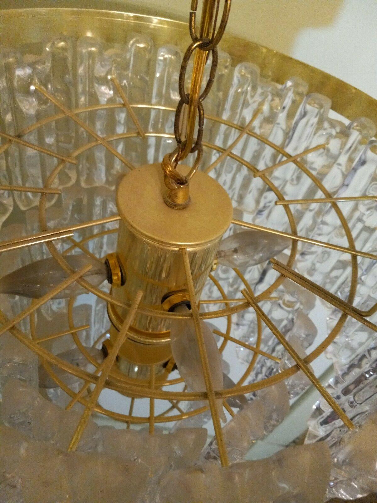 Lucite And Brass Kalmar Style Icicle Chandelier In Good Condition For Sale In New York, NY