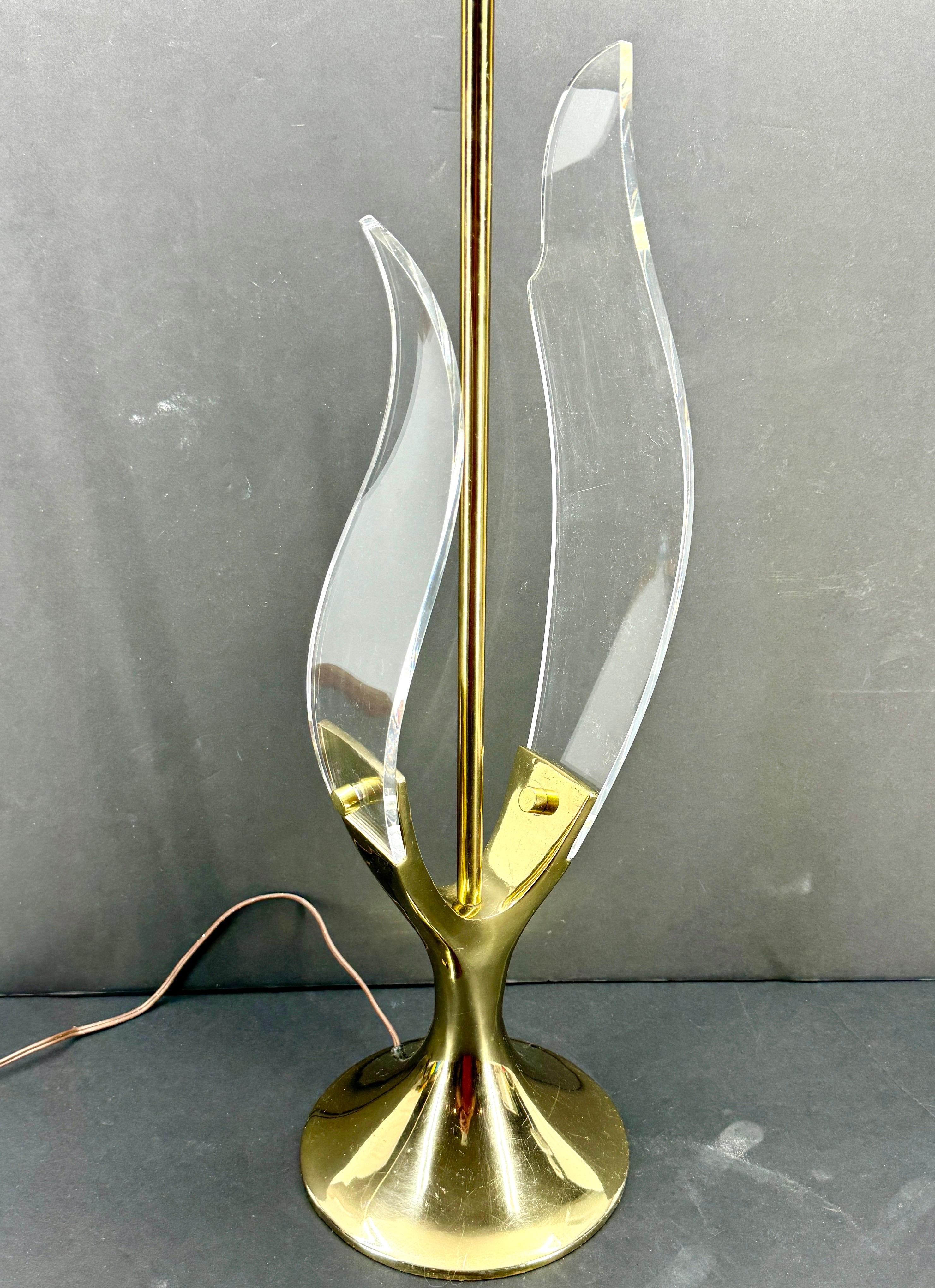 Lámpara escultura de hojas de lucita y latón by Laurel Lamp Company en venta 3