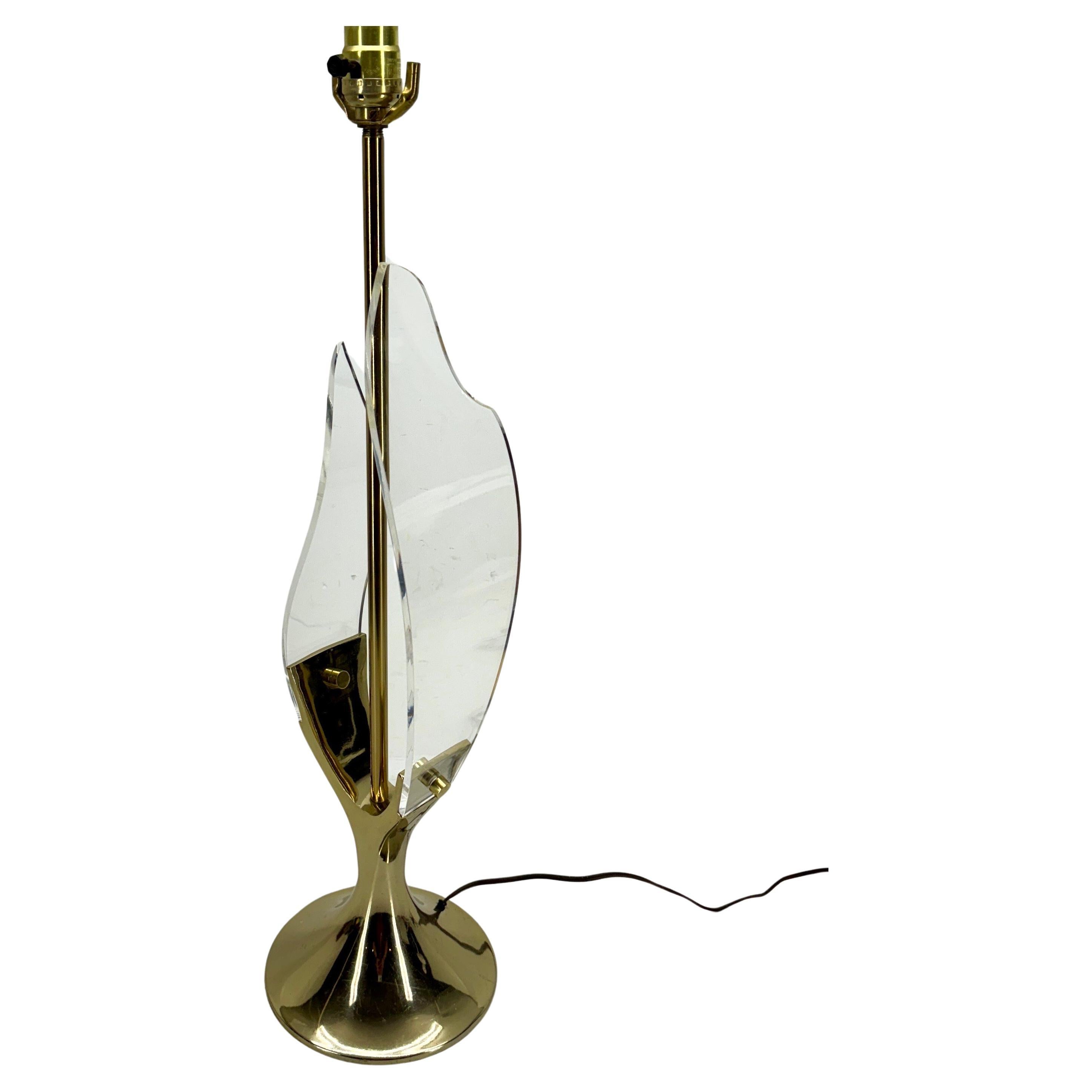 Lámpara de mesa escultórica americana de mediados de siglo en lucita y latón con base de tulipán, de Laurel Lighting Company, c. 1970. Esta lámpara de bello diseño incorpora una varilla y herrajes de latón. Pieza clásica de esta época para añadir a