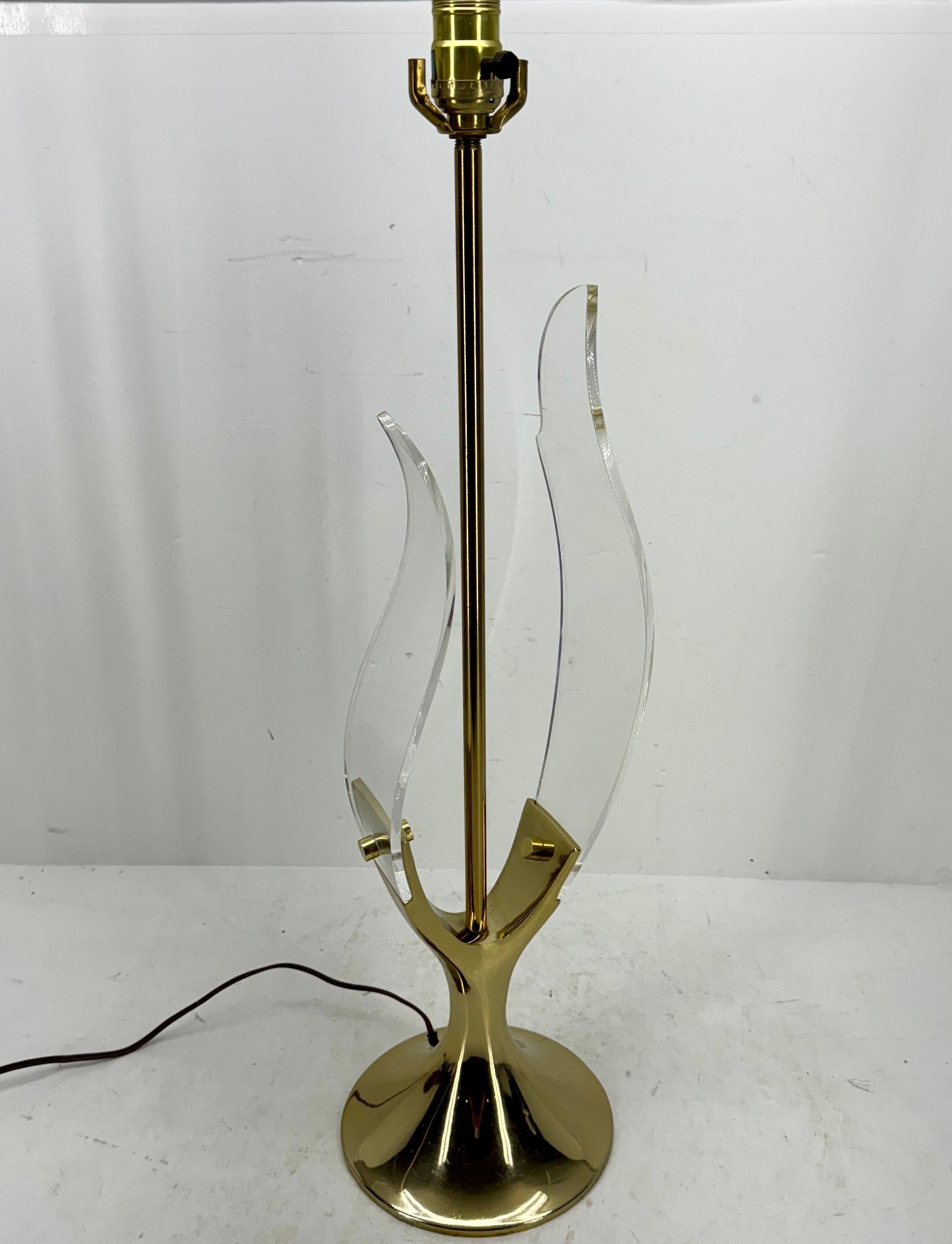 Lámpara escultura de hojas de lucita y latón by Laurel Lamp Company Moderno de mediados de siglo en venta