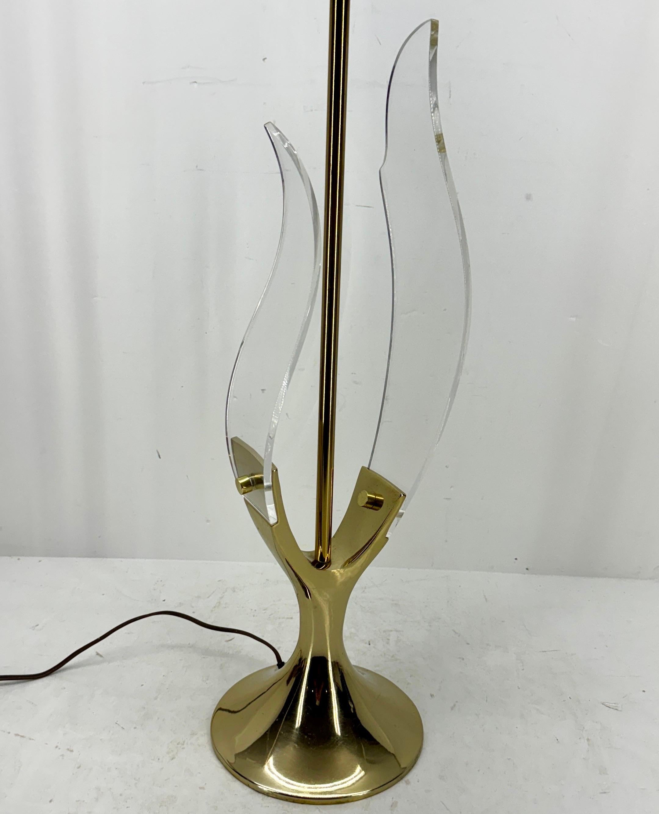 Lámpara escultura de hojas de lucita y latón by Laurel Lamp Company Estadounidense en venta