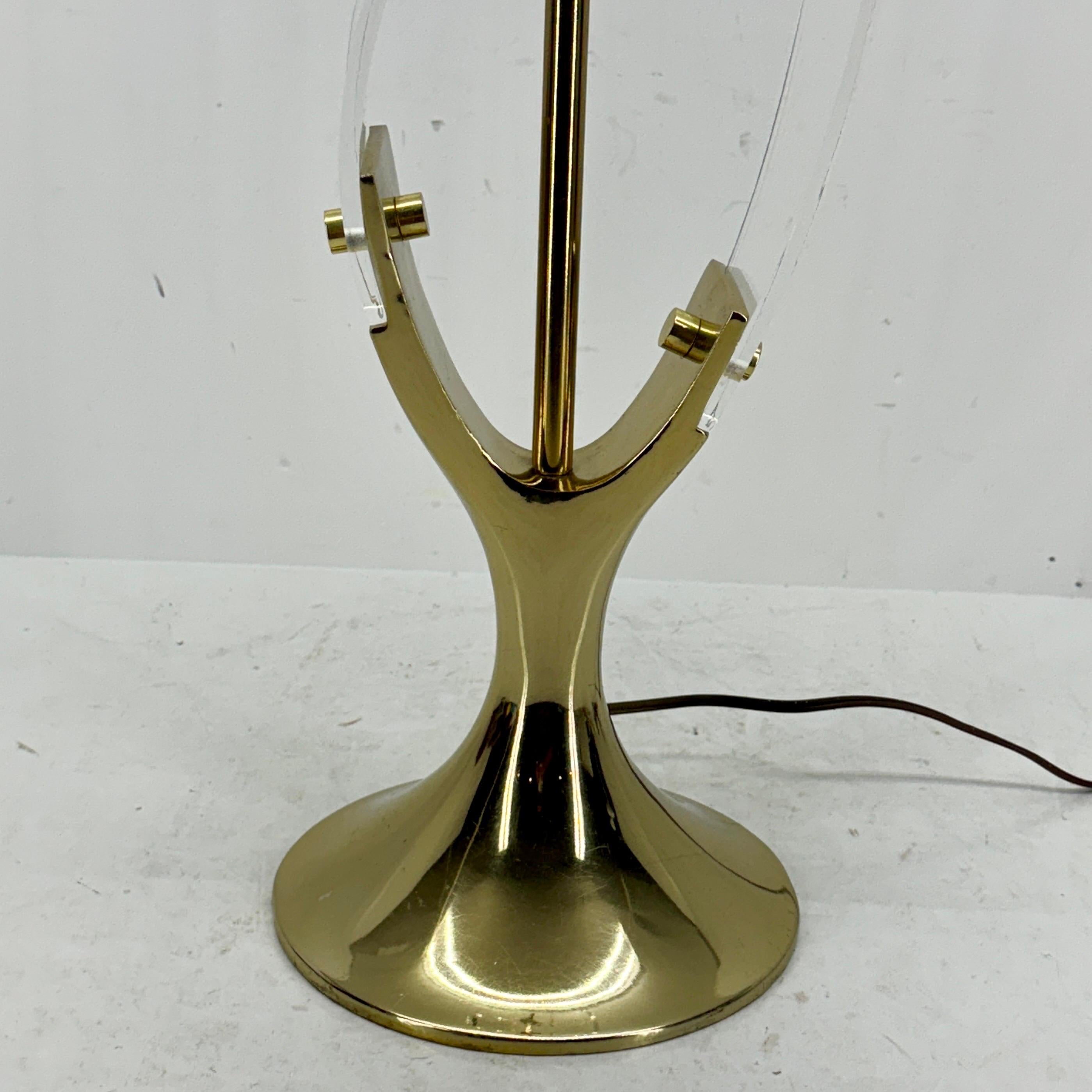 Lámpara escultura de hojas de lucita y latón by Laurel Lamp Company Hecho a mano en venta