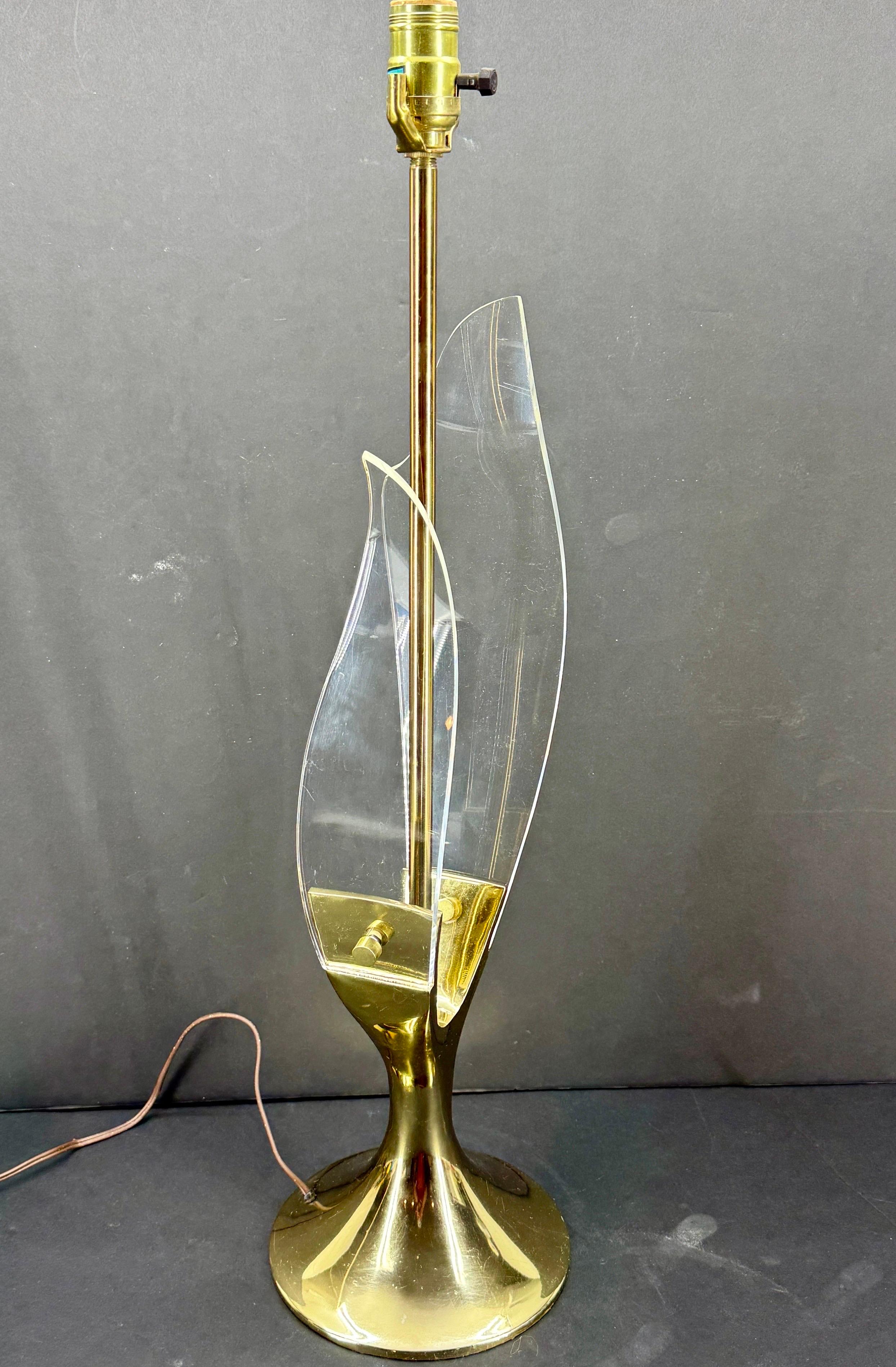 Lámpara escultura de hojas de lucita y latón by Laurel Lamp Company Latón en venta