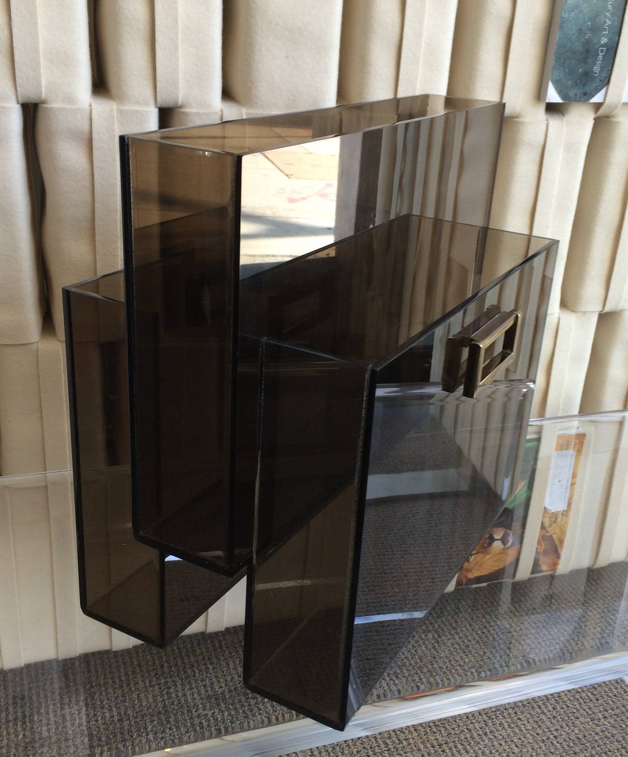 Magazine rack in smoked Lucite and brass handles designed in the 1960s by Charles Hollis Jones.
The magazine holder is from the 