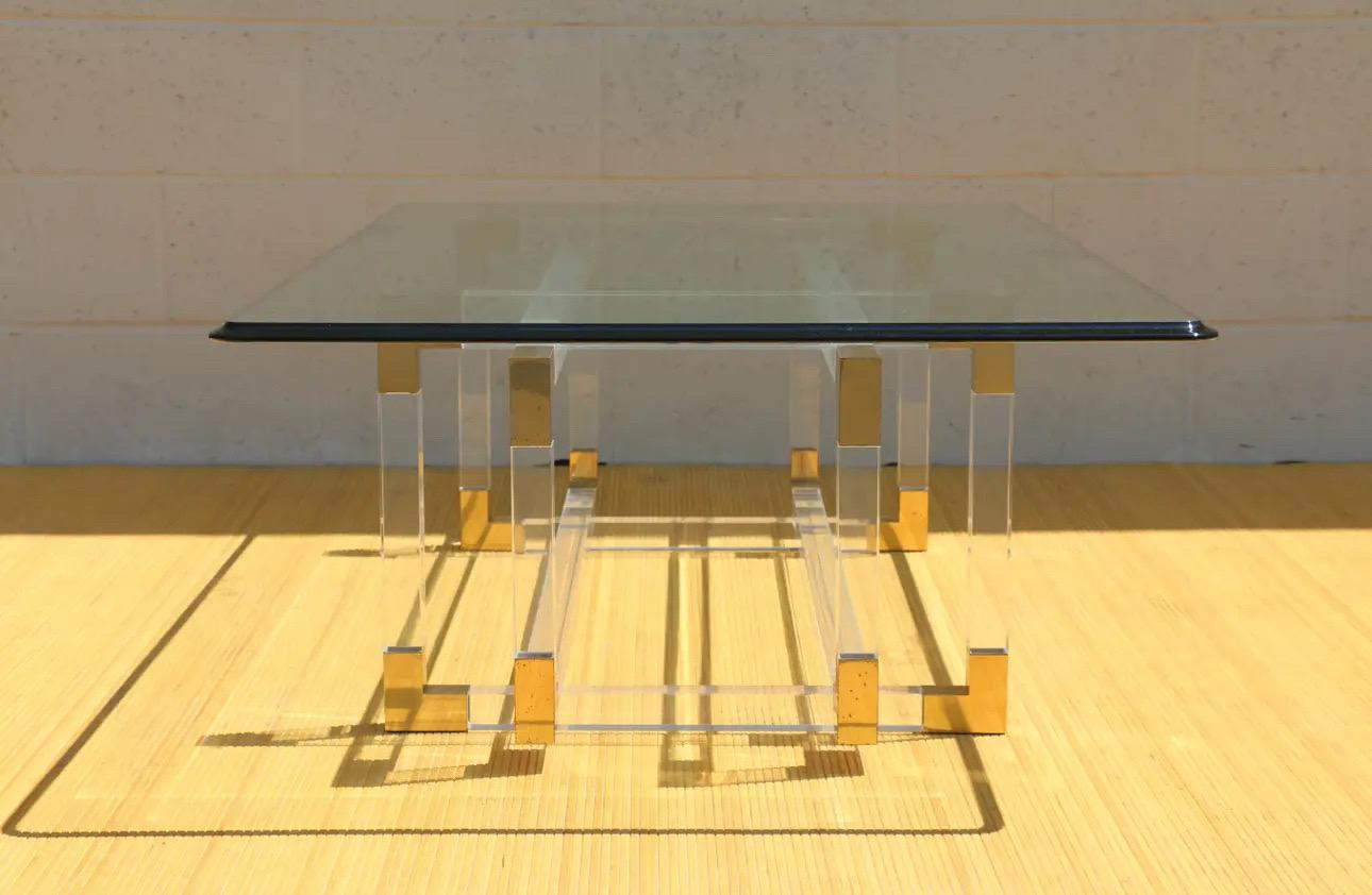 Américain Table à cocktail/table basse « Metric Line » en Lucite et laiton de Charles Hollis Jones en vente