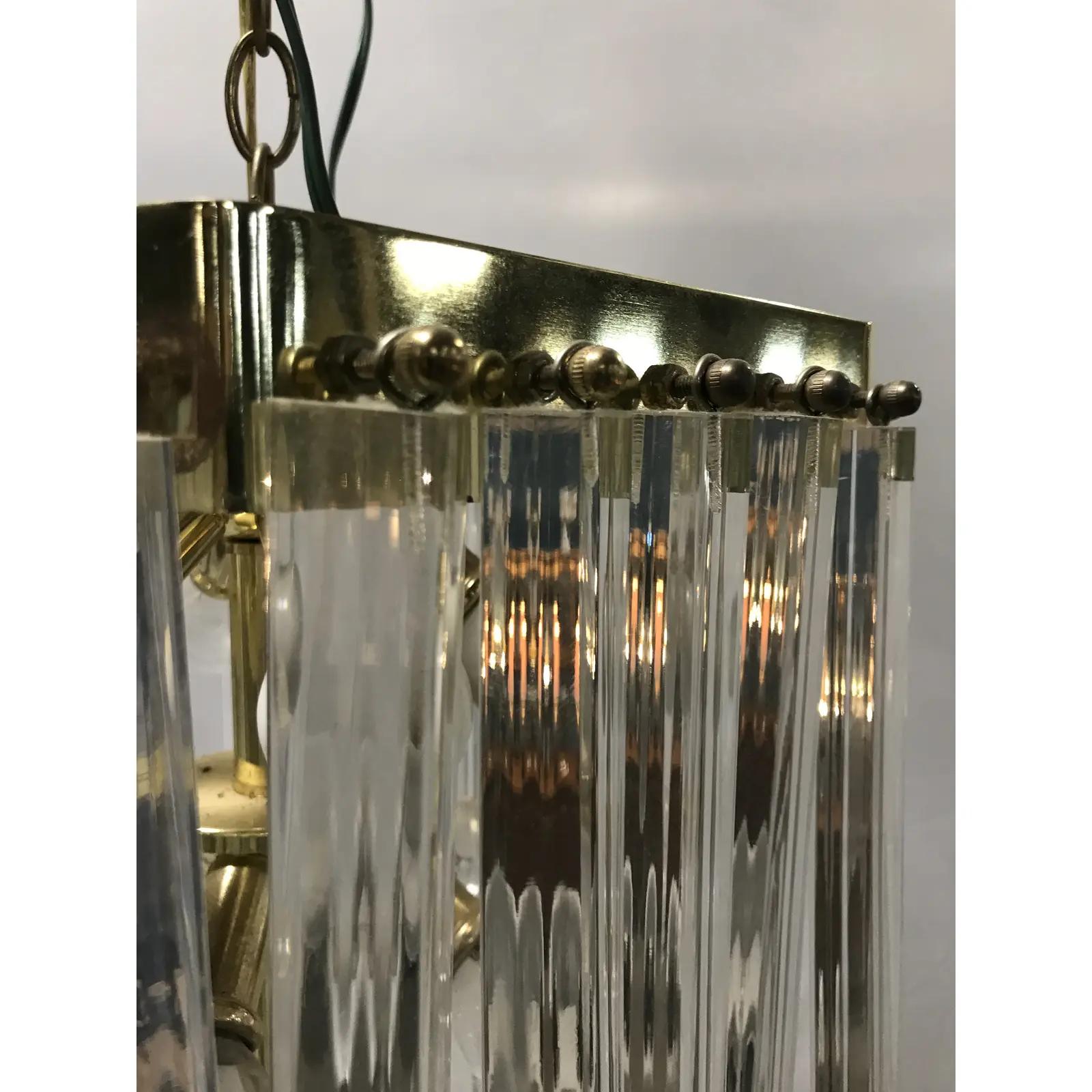 Mid-Century moderno Lampadario moderno di metà secolo in lucite e ottone in vendita