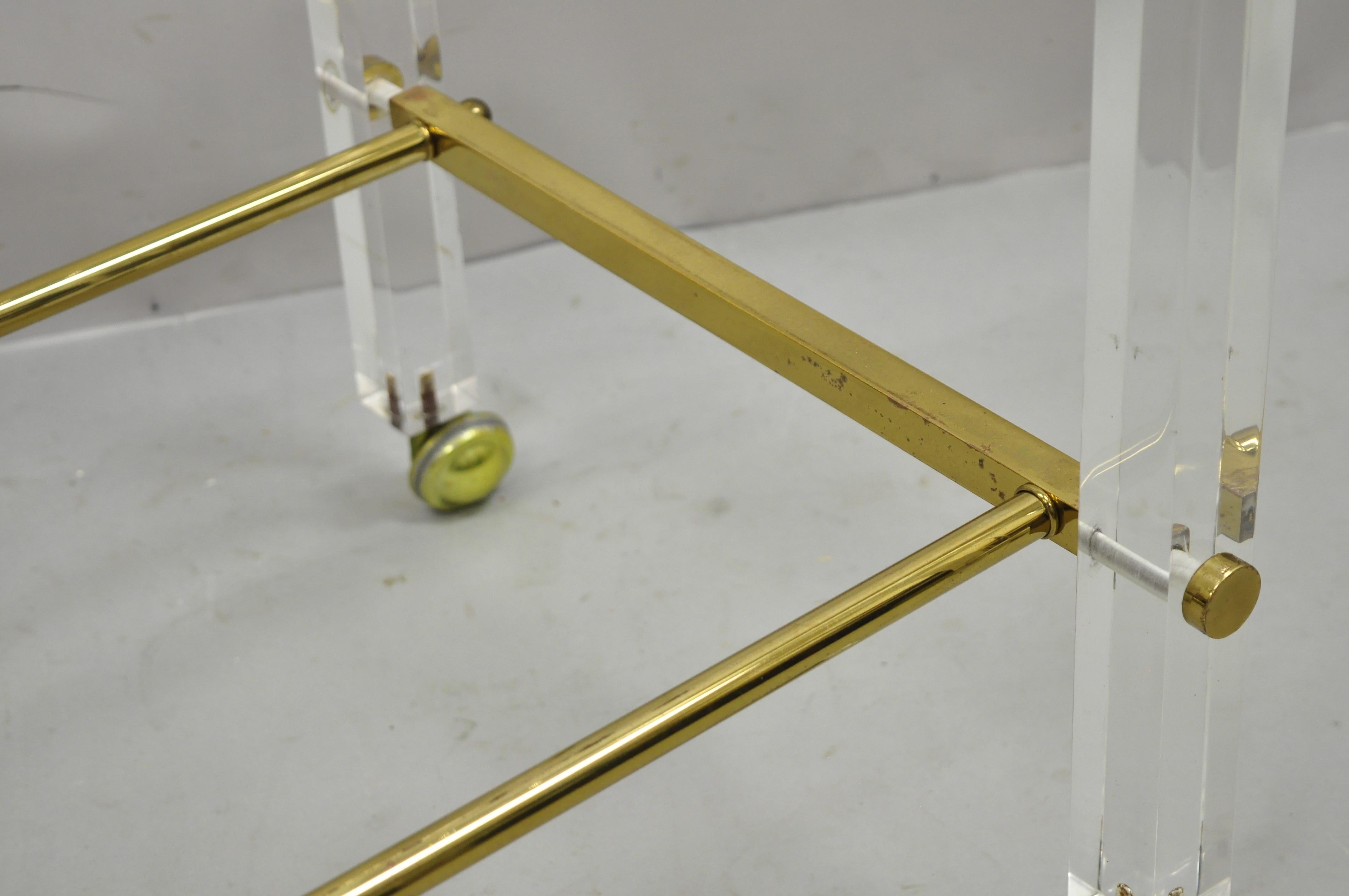 Lucite and Brass Mid-Century Modern Rolling Bar Cart Trolley Tea Table Stand In Good Condition For Sale In Philadelphia, PA