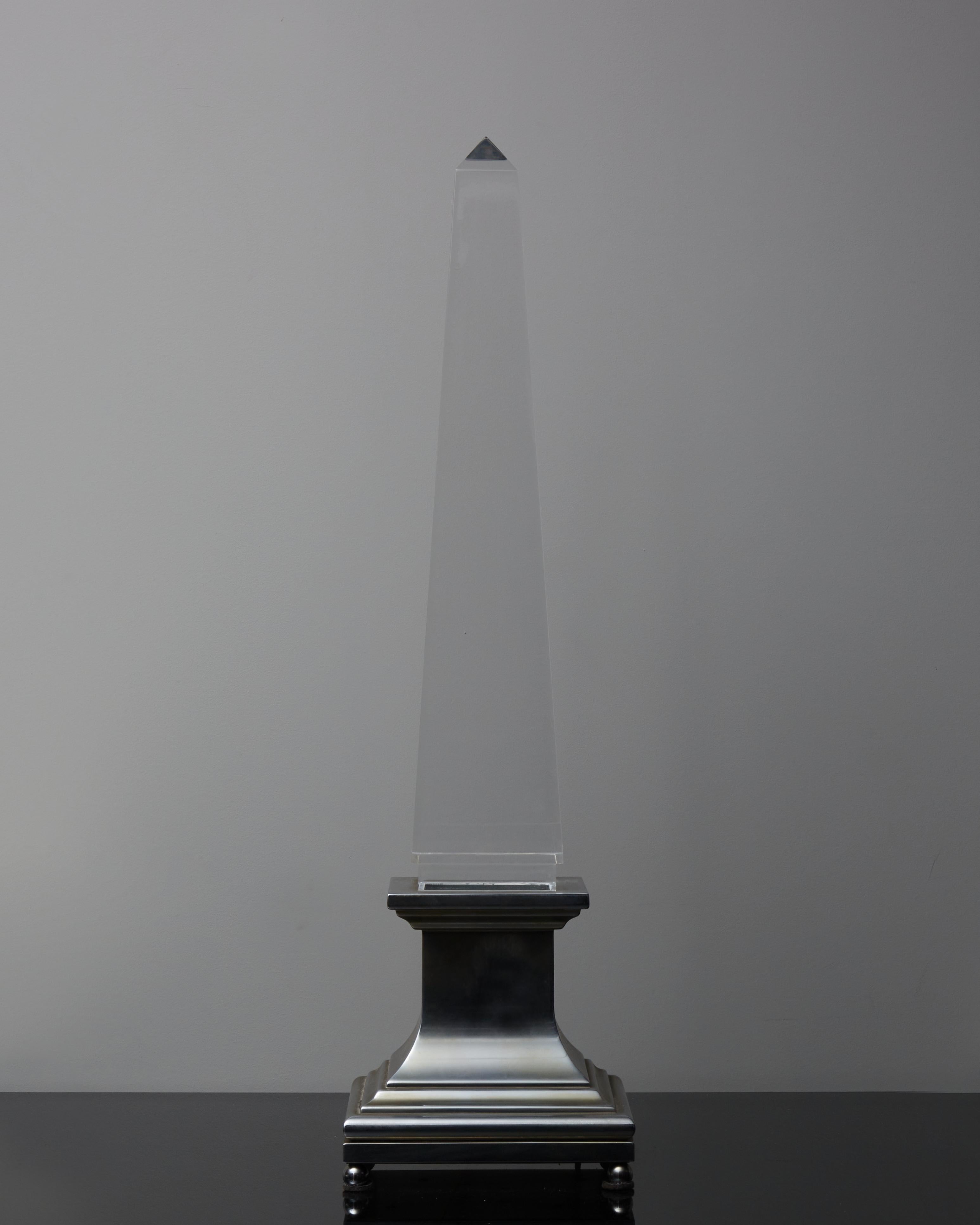 Mid-Century Modern Lucite and Brass Obelisk Table Lamp by Sandro Petti for Maison Jansen For Sale