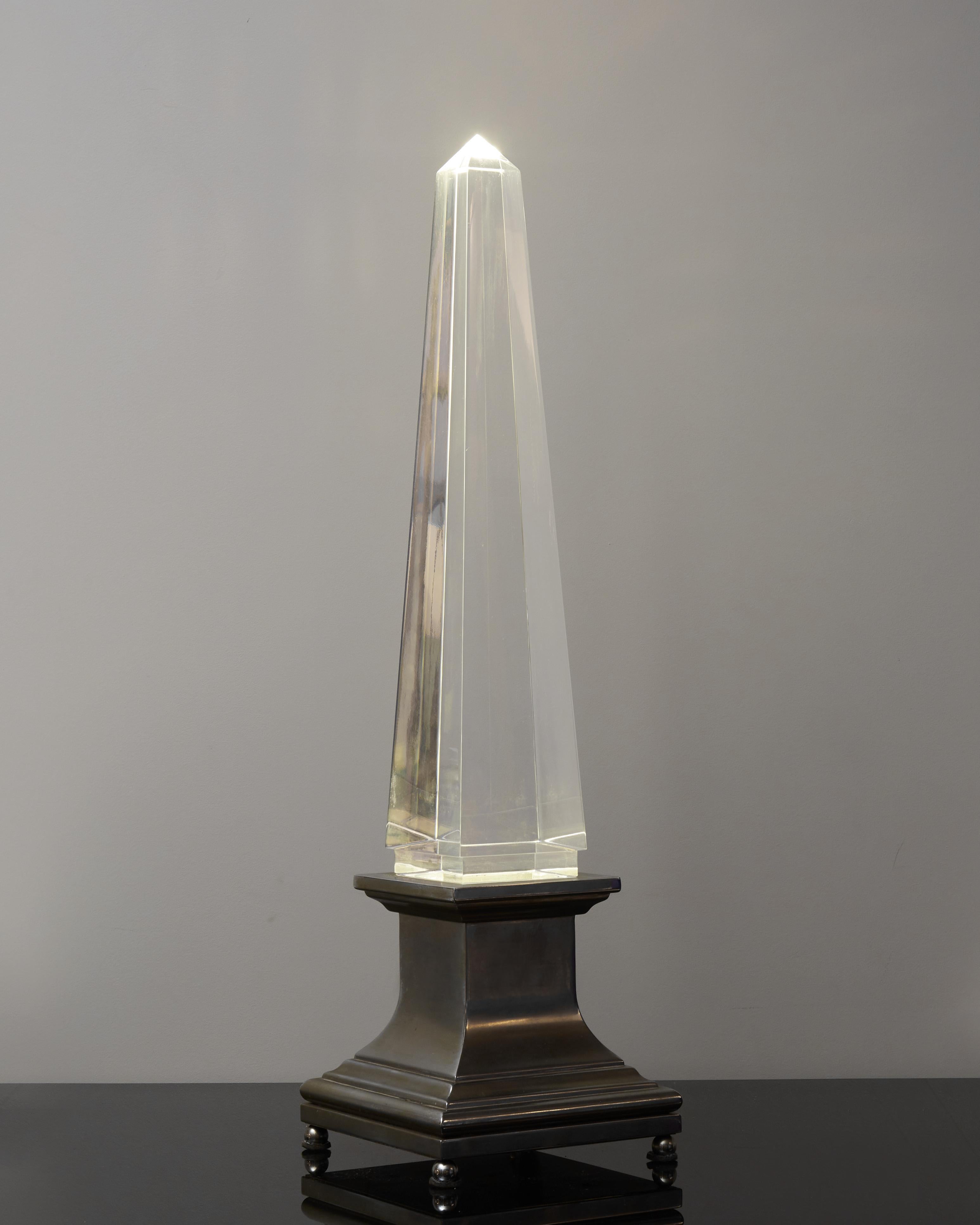 French Lucite and Brass Obelisk Table Lamp by Sandro Petti for Maison Jansen For Sale