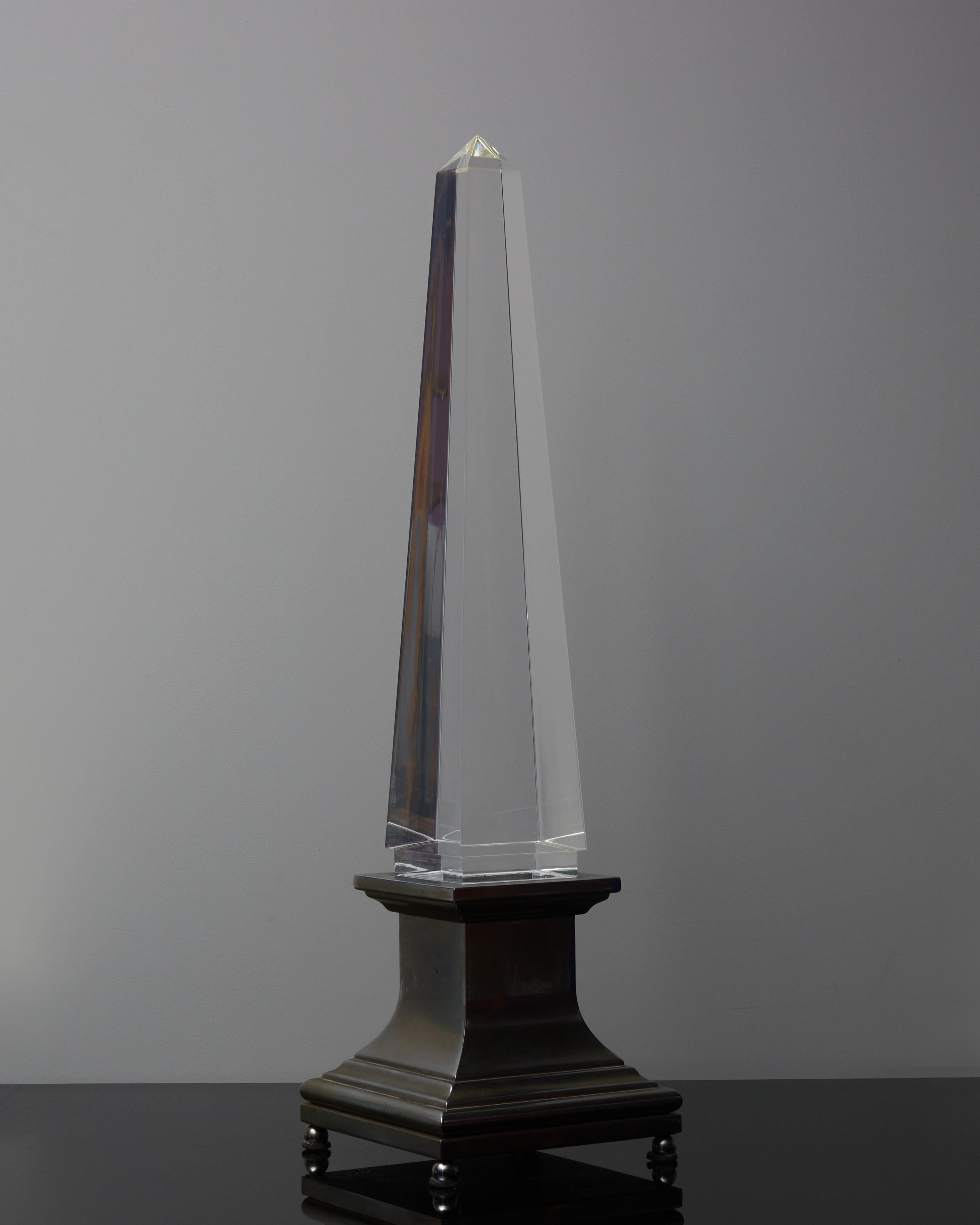 Lucite and Brass Obelisk Table Lamp by Sandro Petti for Maison Jansen In Good Condition For Sale In Saint-Ouen, IDF