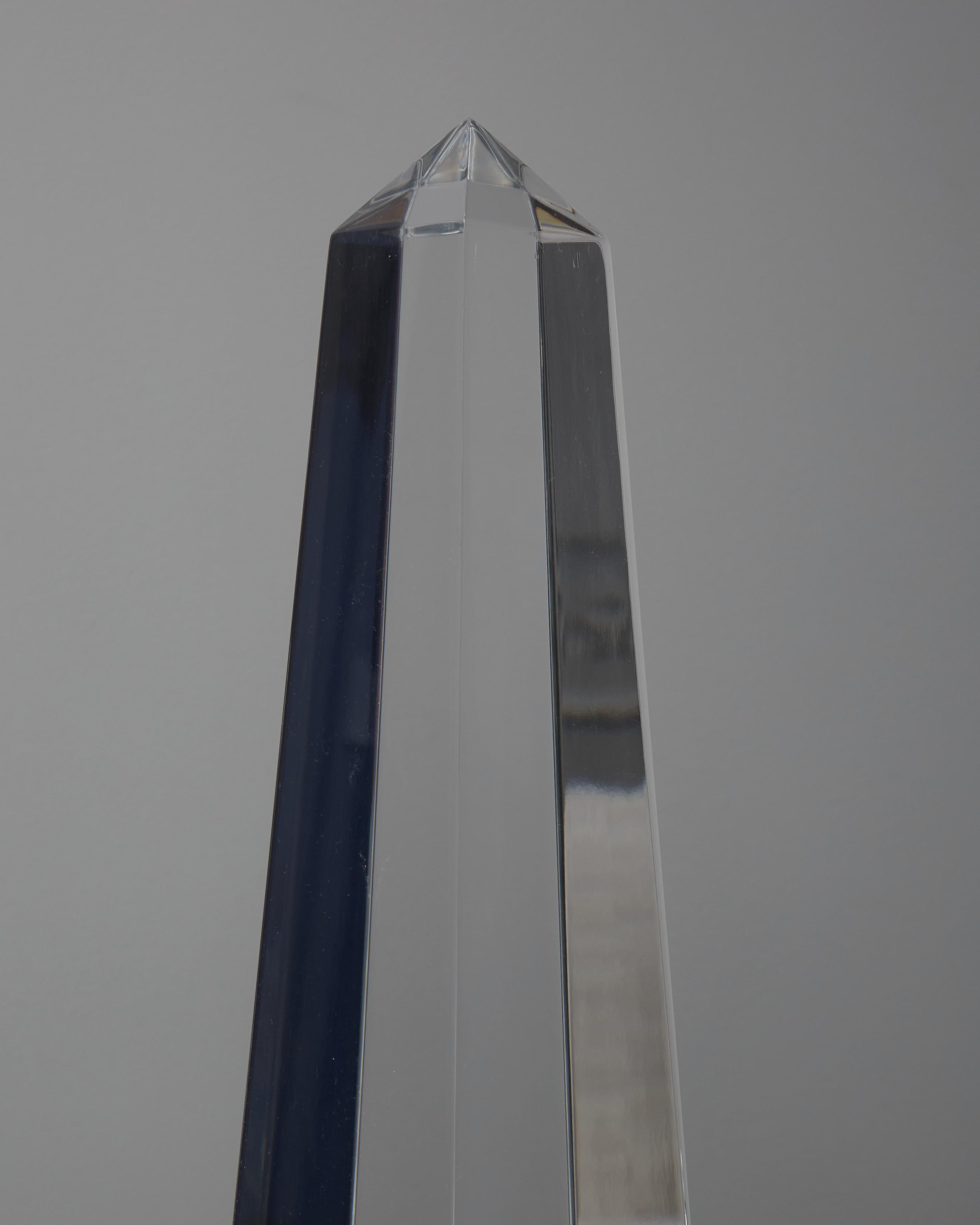 Obelisk-Tischlampe aus Lucite und Messing von Sandro Petti für Maison Jansen (Ende des 20. Jahrhunderts) im Angebot